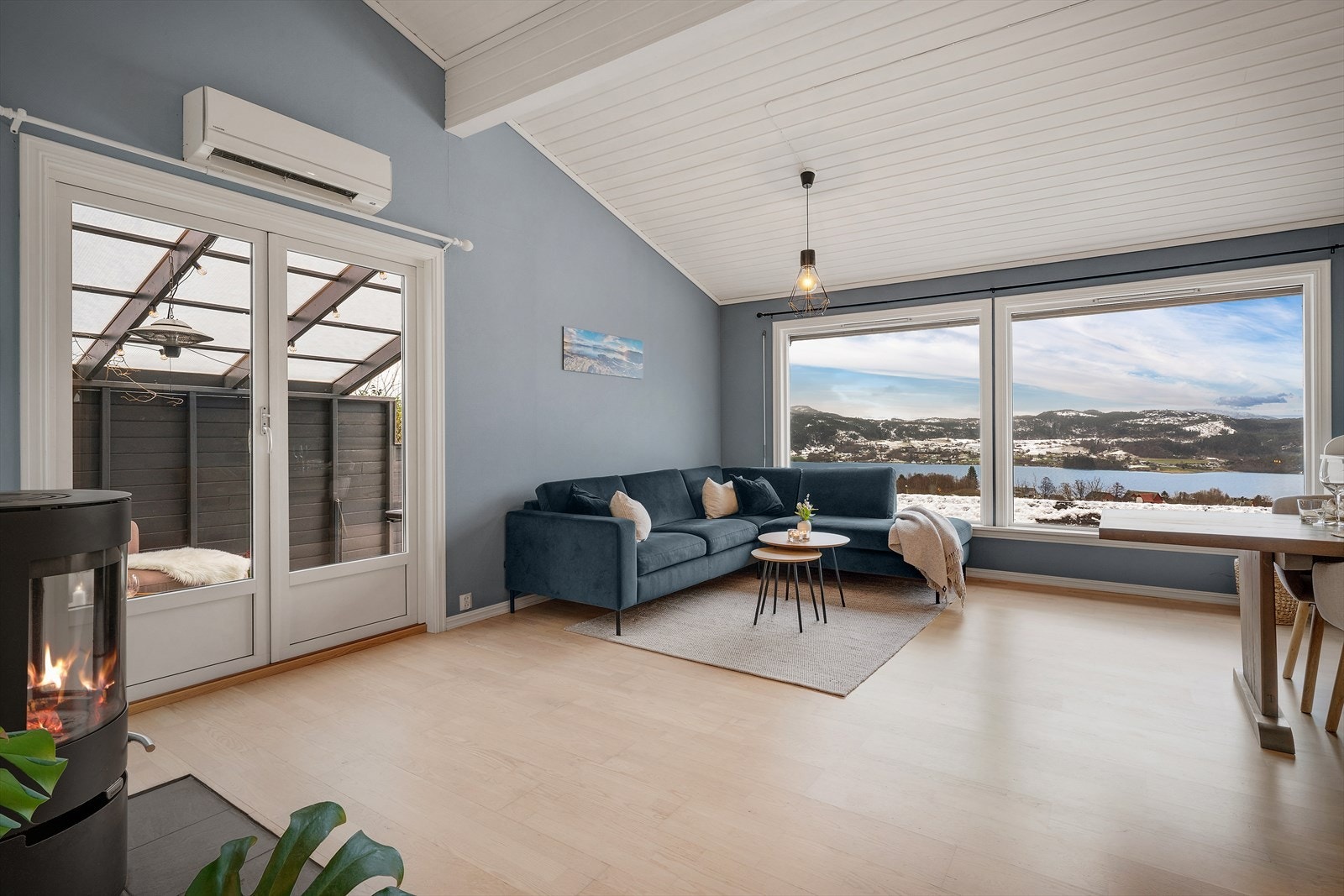 Romslig og innholdsrik enebolig over fire plan, med en gjennomtenkt planløsning som gir god plass til både familie- og fritidsliv. Galleribilde