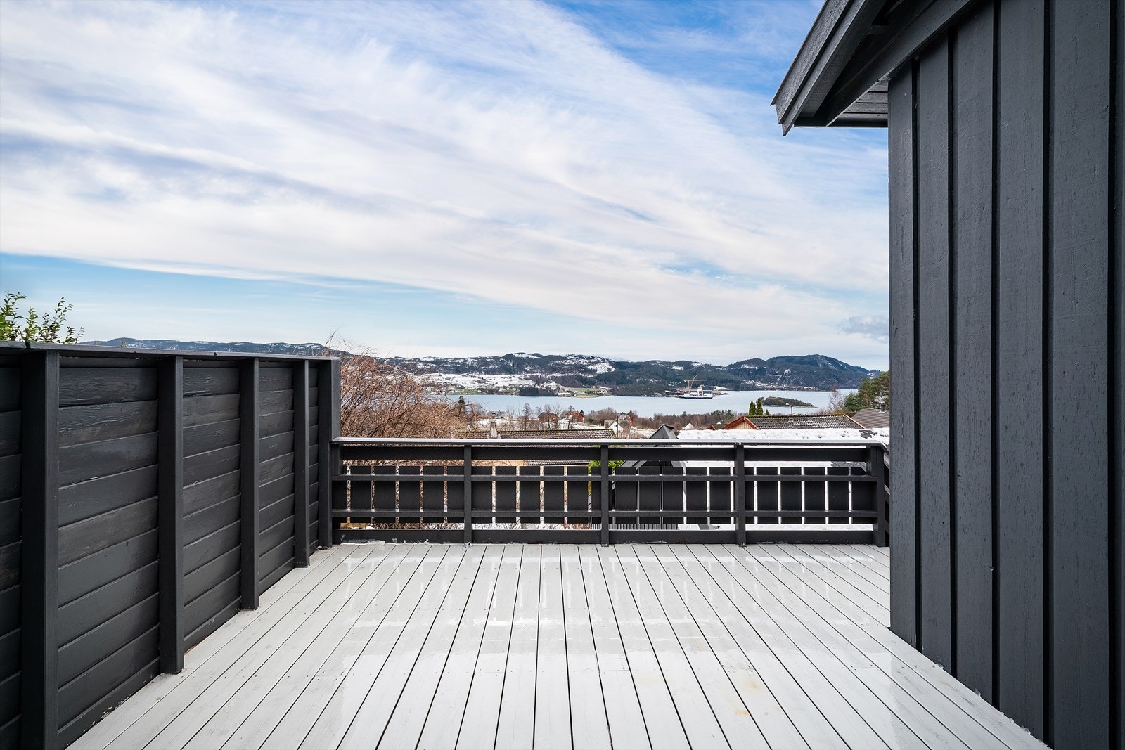 Fra verandaen er det trapp ned til en terrasse på 22 m². Galleribilde