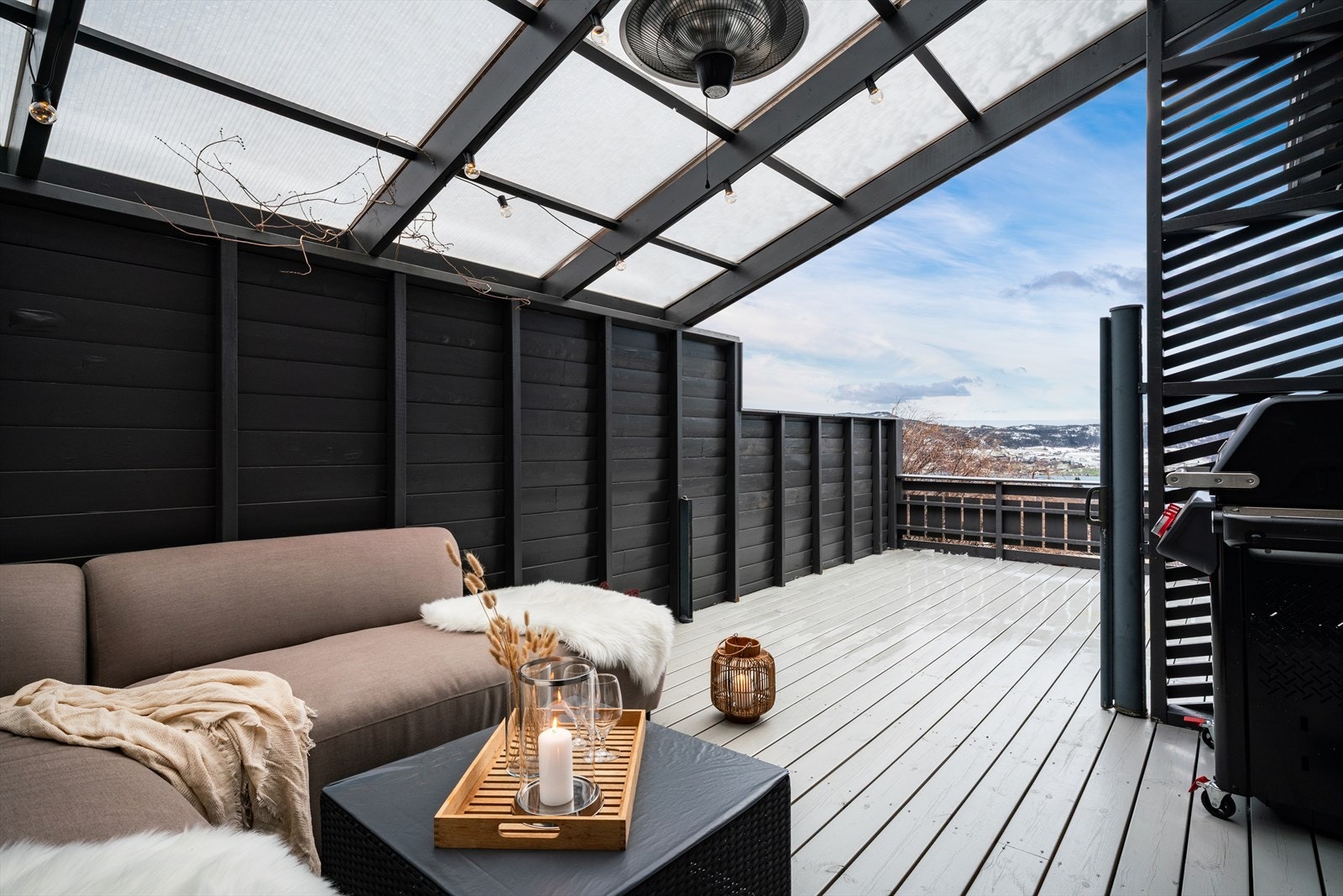 Verandaen er på 24 m² og har god plass til sittegrupper. Galleribilde