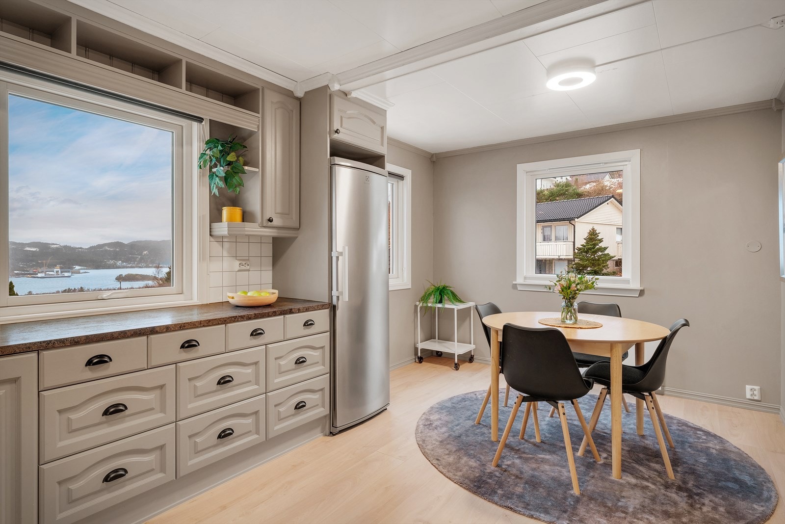 God plass til spisebord på kjøkkenet. Galleribilde