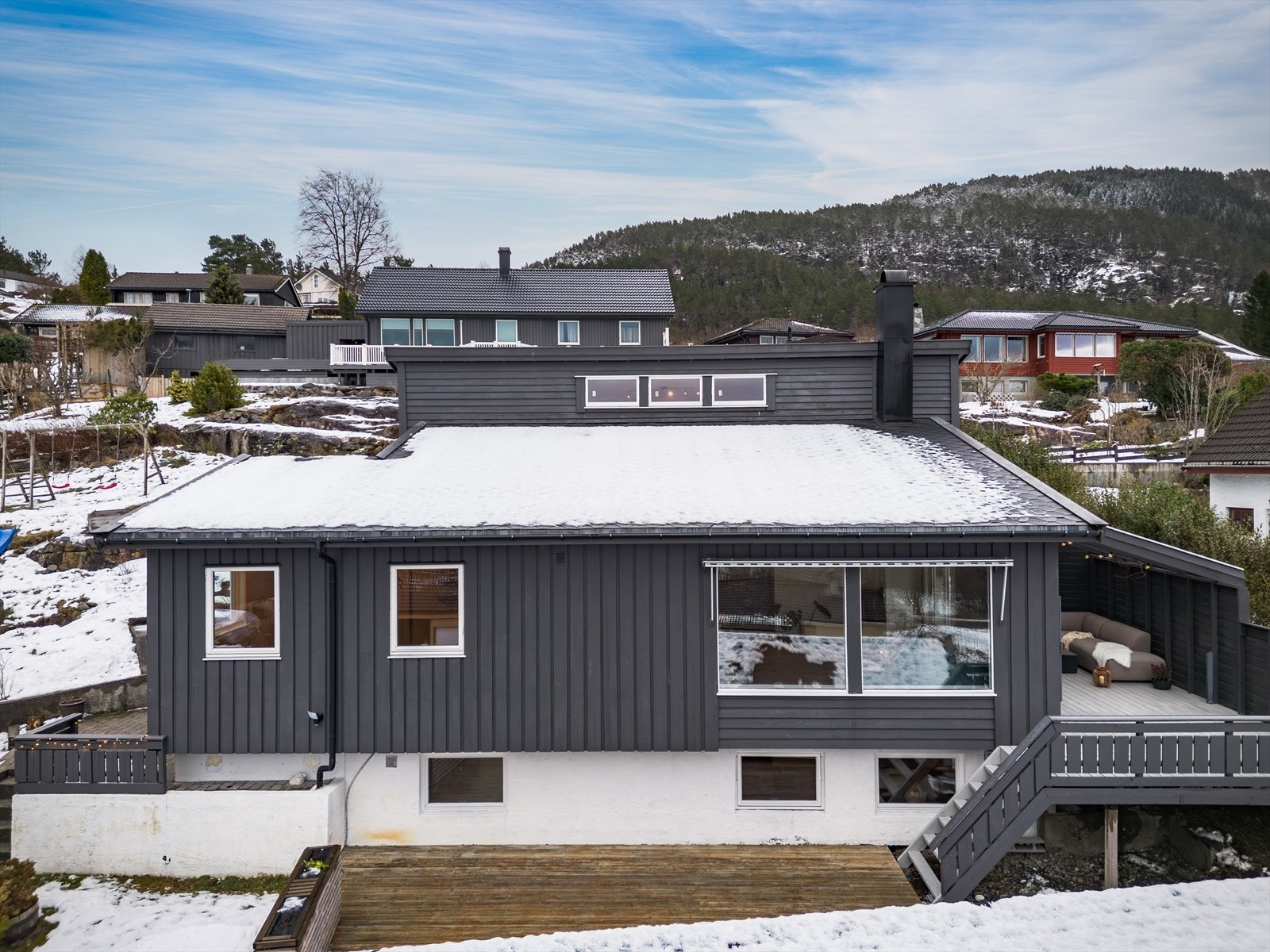 Her bor du skjermet og tilbaketrukket i et rolig og barnevennlig område med landlig atmosfære, samtidig som nærområdet byr på fine turmuligheter og gode forhold for et aktivt friluftsliv. Galleribilde