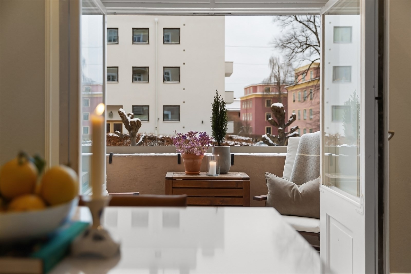 Utgang til solrik balkong på ca. 3 kvm fra kjøkken. Sol fra 10.30 og til 20.00 om sommeren. Galleribilde