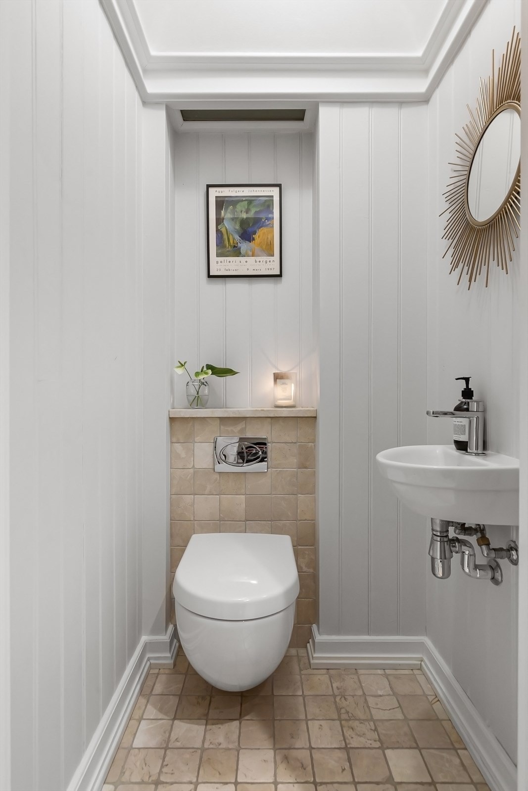 Separat toalett med servant og veggfestet toalett. Galleribilde