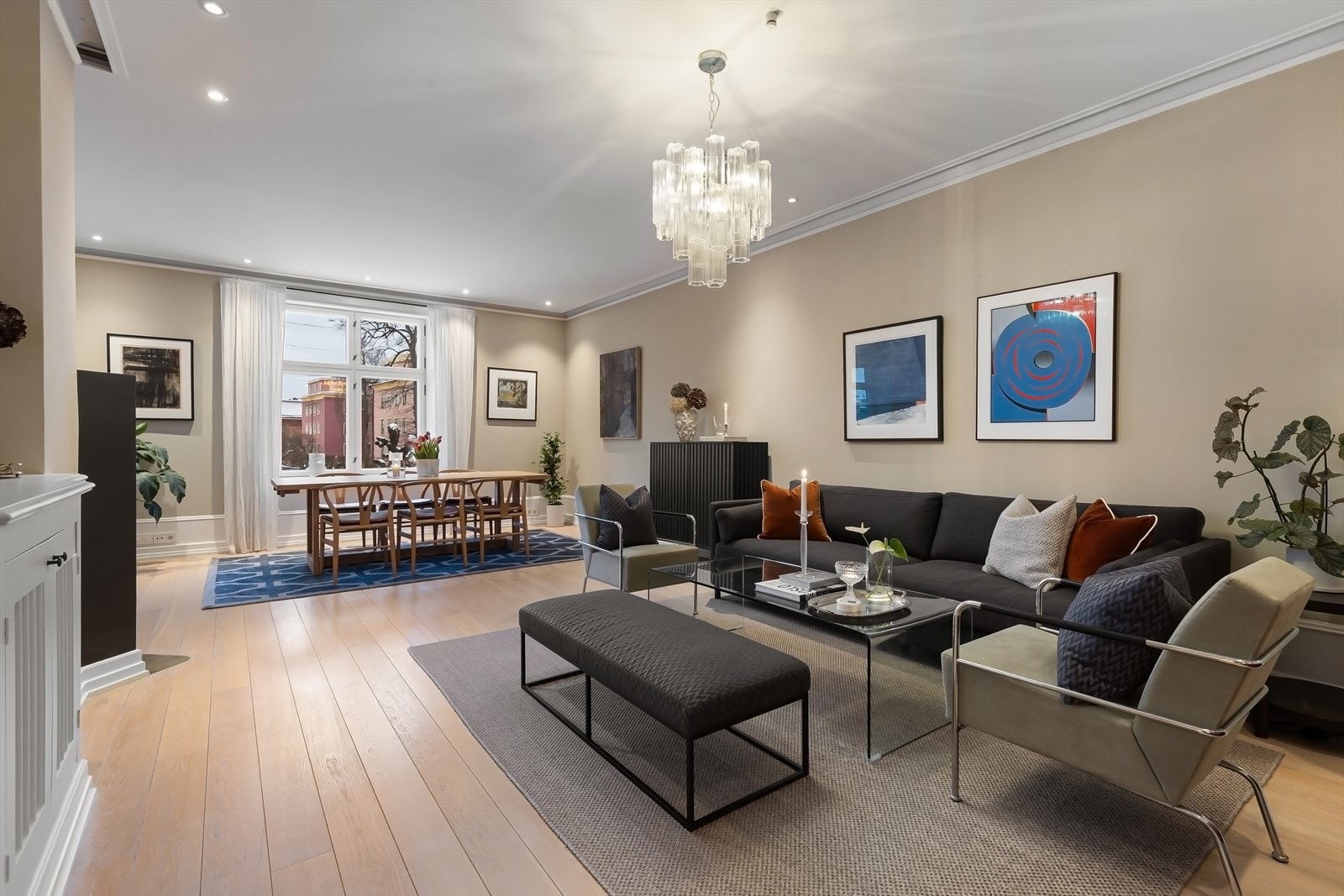 Klassisk Frognerleilighet med god takhøyde, store vindusflater og solrik, sydvendt balkong. Galleribilde