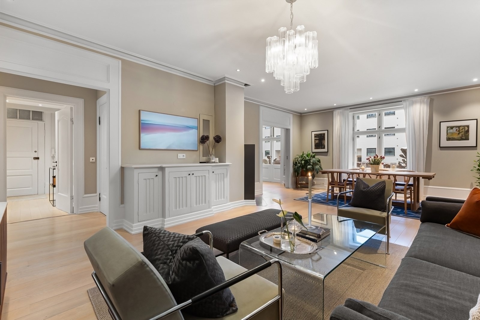 Svært romslig stue med god plass til både sofagruppe og spisebord. Galleribilde