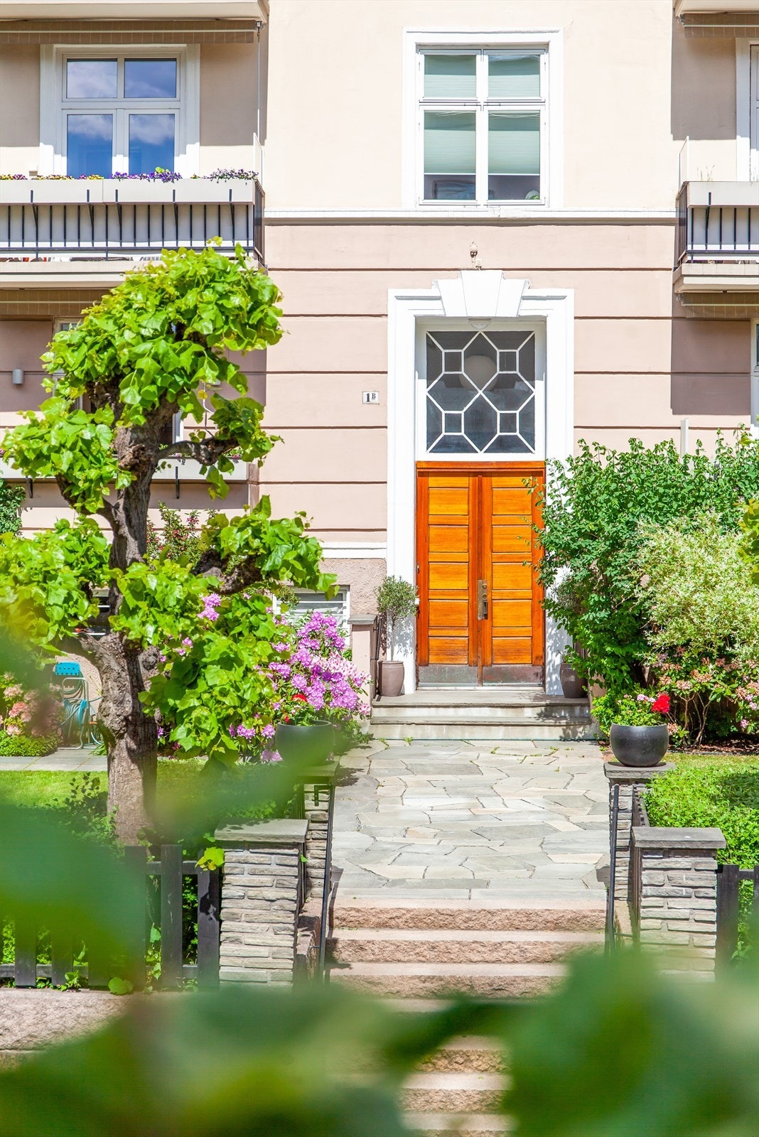 Byggets inngangsparti fremstår innbydende og velholdt. Galleribilde