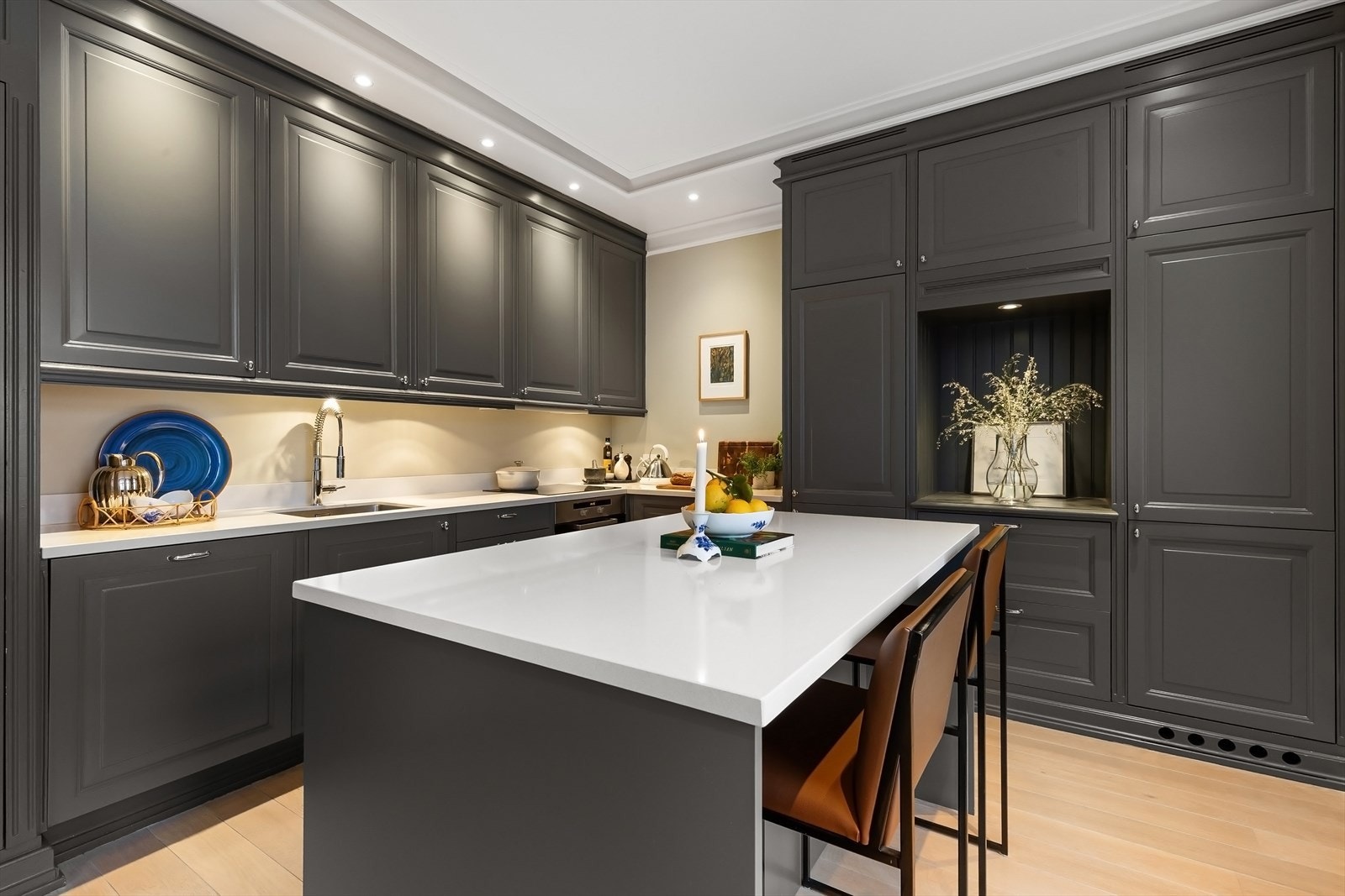 Det er rikelig med oppbevaringsplass i både skuffer og skap. Galleribilde