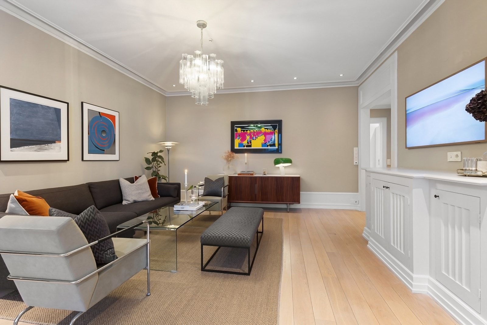 Enstavs eikeparkett og gulvvarme gir et eksklusivt preg og høy bokomfort. Galleribilde