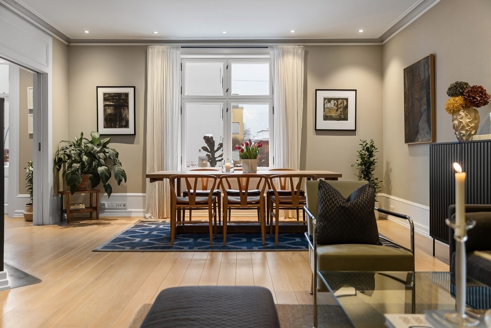 Store, sydvendte vindusflater gir rikelig med naturlig lys gjennom dagen. Galleribilde