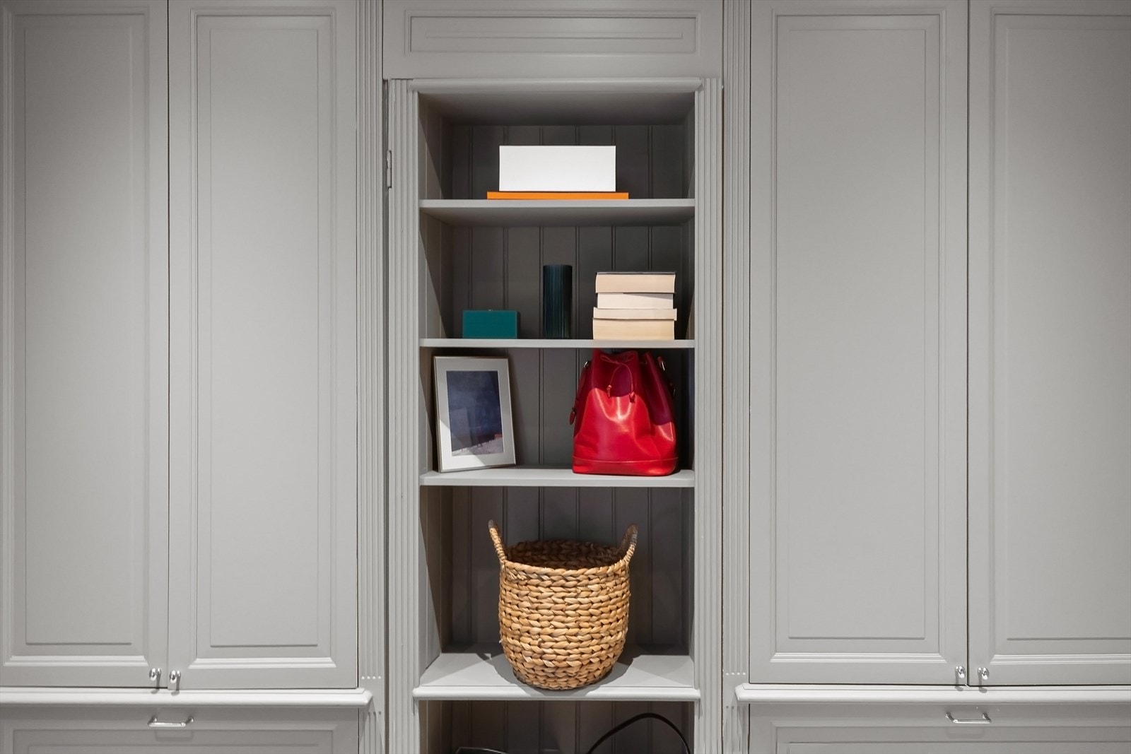 Godt med oppbevaringsplass i plassbygd garderobeskap. Skapet i midten er hengslet som en dør, og skjuler entrédøren til baktrappen. Galleribilde