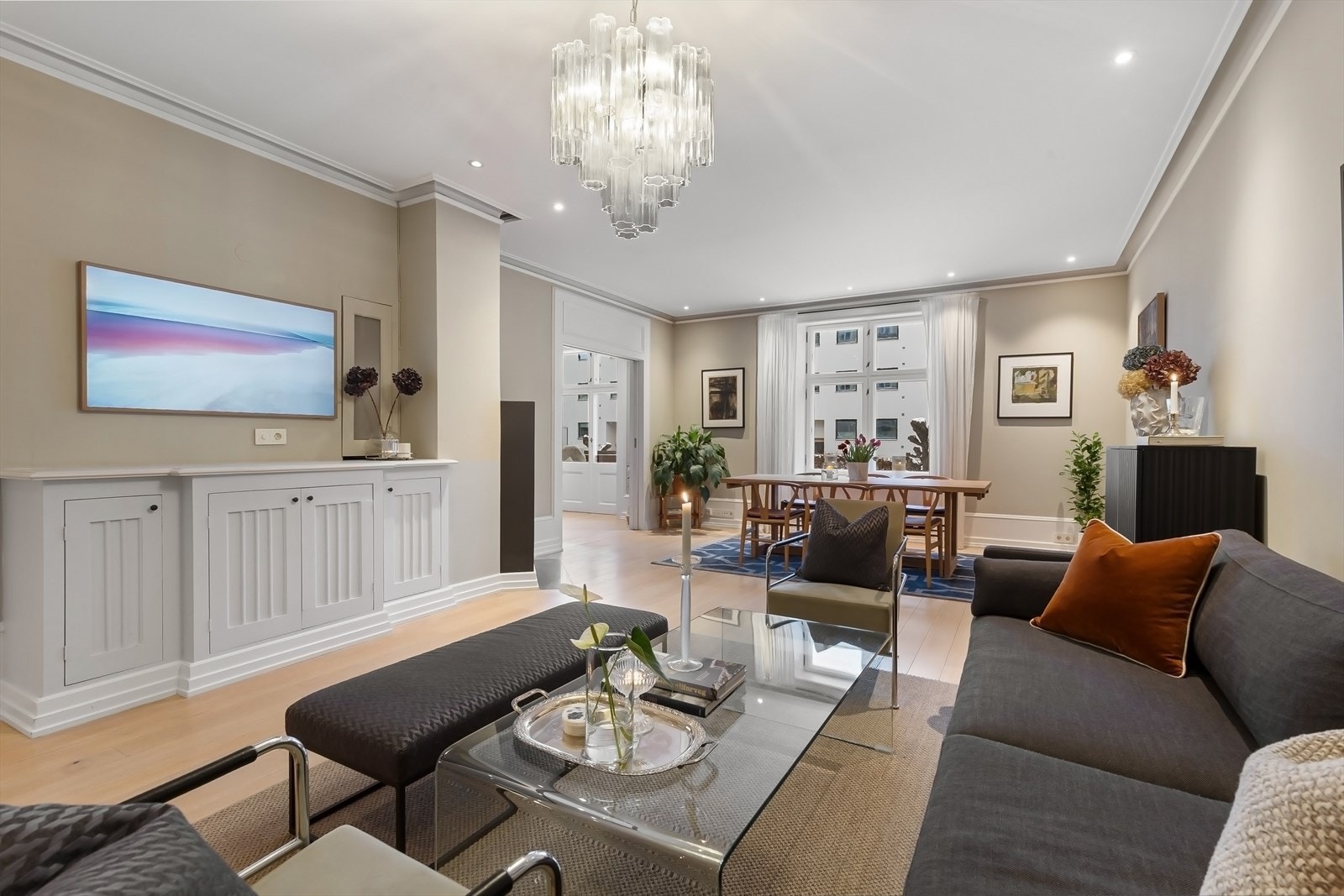 Stue og spisestue i et rom gir et naturlig samlingspunkt for familie og gjester. Galleribilde