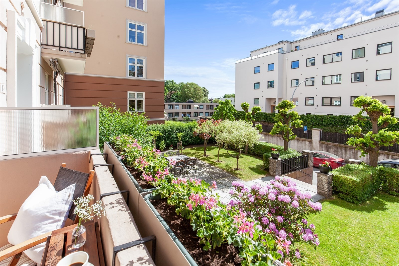 Sameiet har en svært flott forhage. Leiligheten ligger skjermet og tilbaketrukket til. Foto: Oh Shots Galleribilde