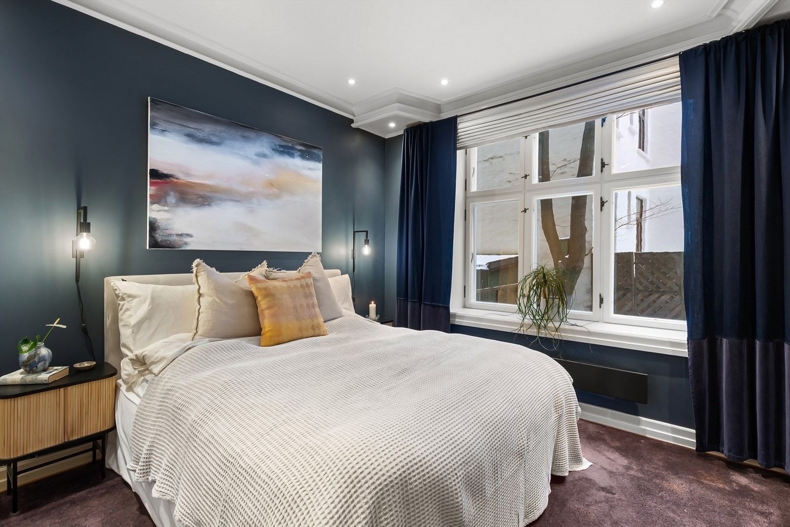 Romslig hovedsoverom med heldekkende teppe og plass til dobbeltseng og tilhørende møblement. Galleribilde