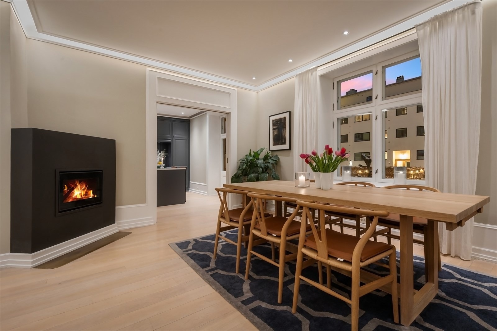 Peis i stuen/spisestuen bidrar til lun og behagelig atmosfære året rundt. Galleribilde