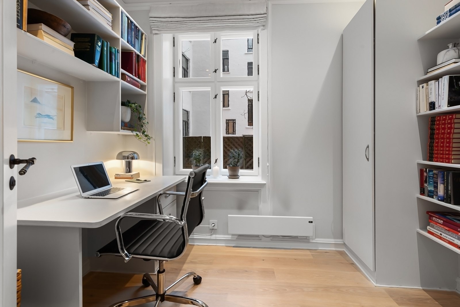 Soverom 3, med gode oppbevarings- og garderobeløsninger. Rommet brukes i dag som kontor. Galleribilde