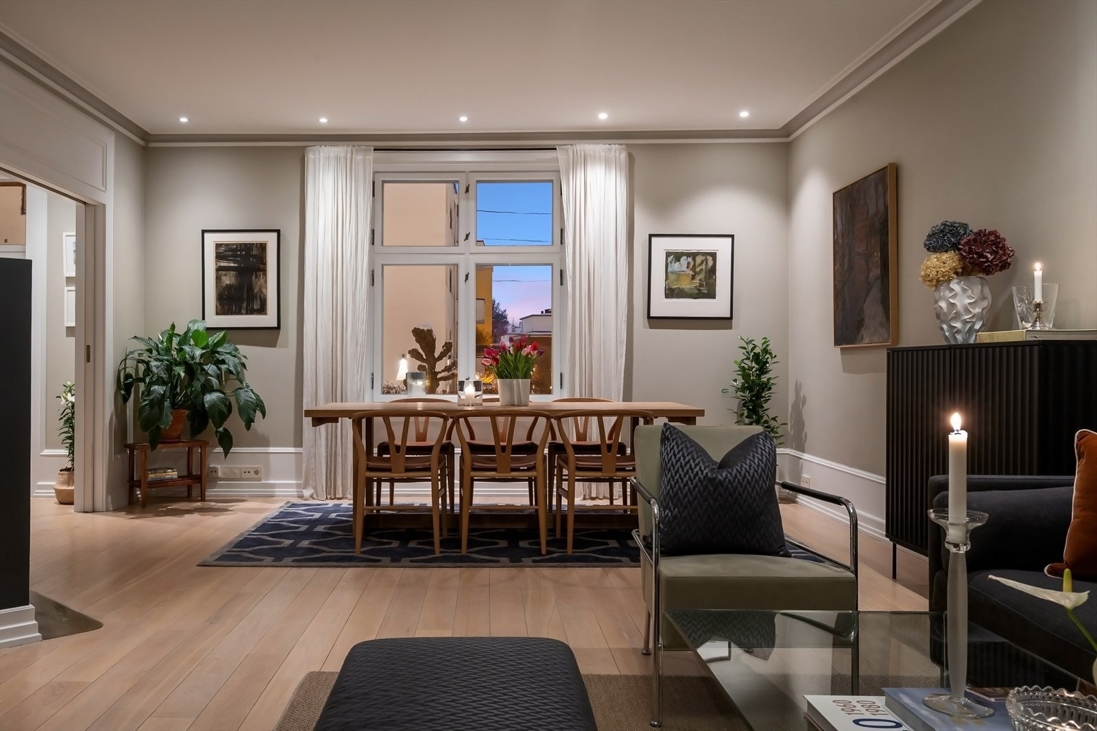 Svært attraktiv og gjennomgående 4-roms leilighet med suveren beliggenhet, midt på Frogner, i enveiskjørte og rolige Mogens Thorsens gate. Galleribilde