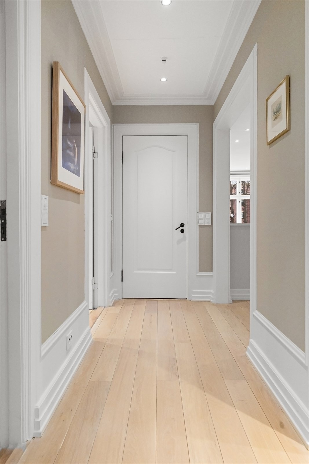 Leiligheten er utstyrt med downlights i himling som gir gjennomgående og behagelig lys. Galleribilde