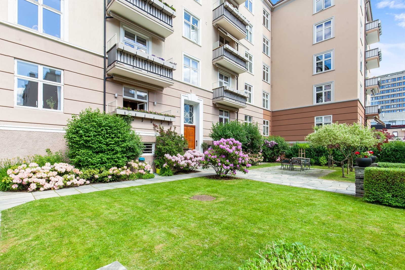 Meget attraktiv, tilbaketrukket og flott beliggende i en av Oslos mest eksklusive gater. Galleribilde