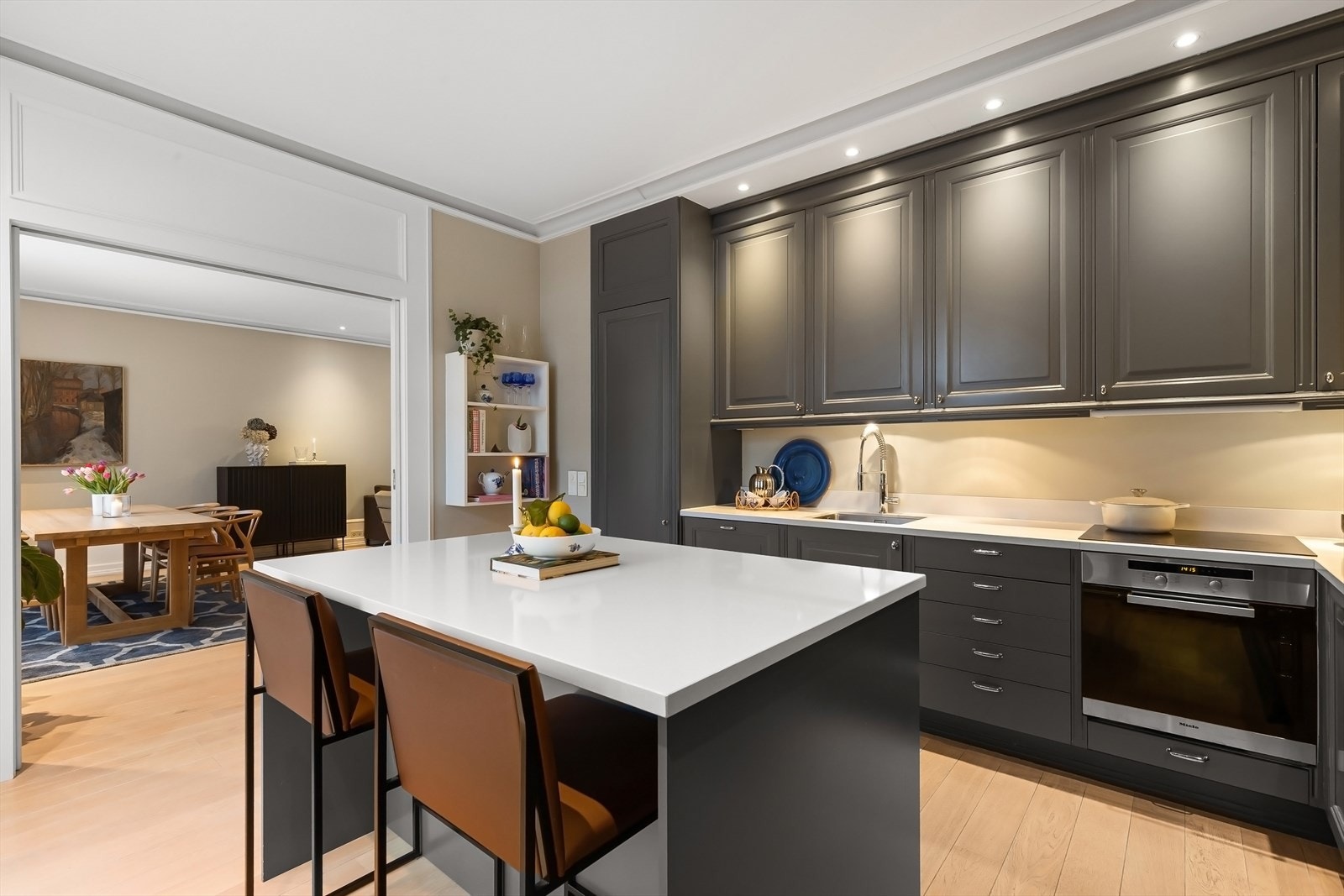 Praktisk kjøkkenøy som gir en sosial løsning og ekstra abeidsplass. Galleribilde