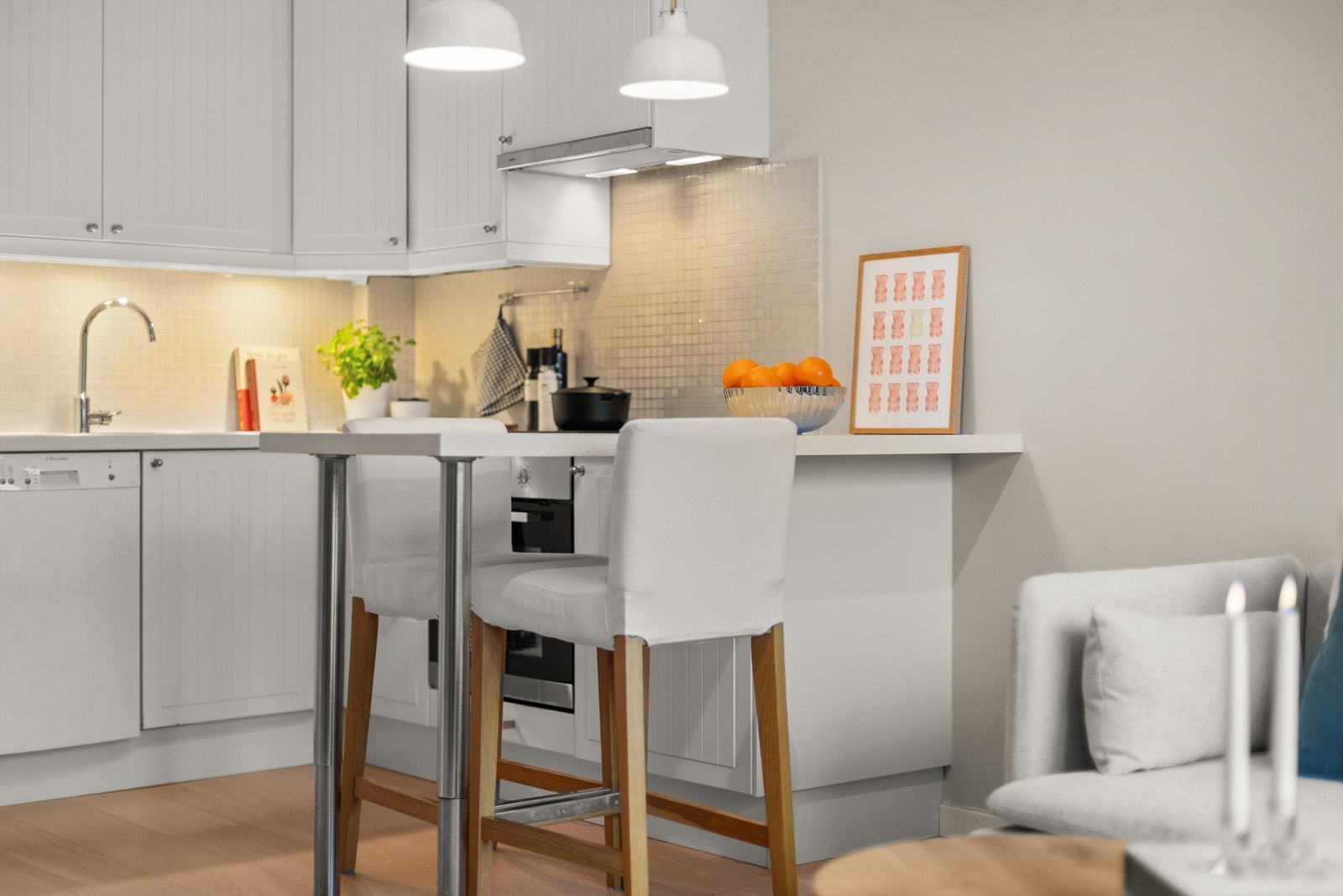 Barløsningen fungerer utmerket som en ekstra arbeidsflate eller en hyggelig spiseplass. Galleribilde