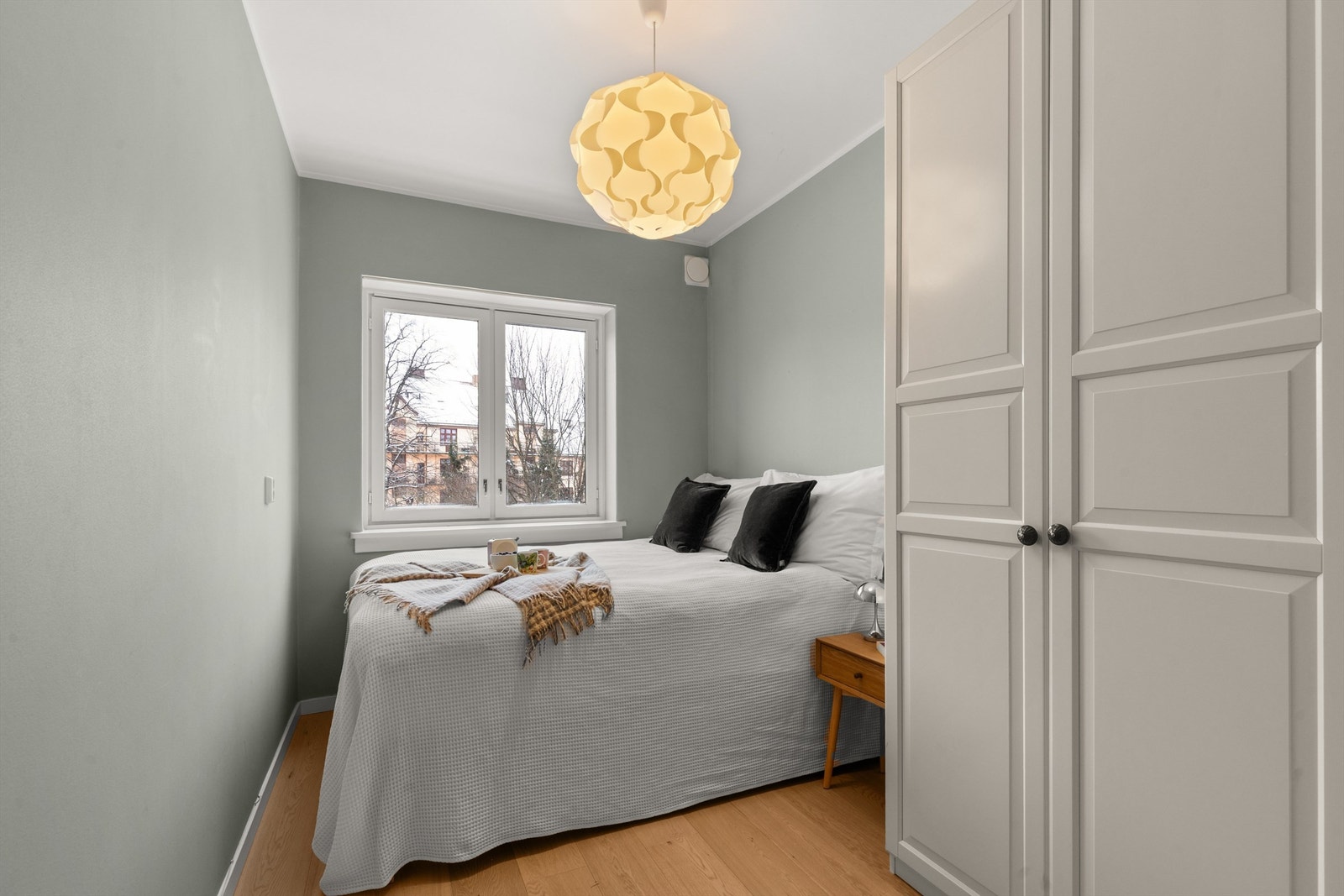 Soverommet har plass til dobbeltseng og vender mot rolig, enveiskjørt gate. Galleribilde