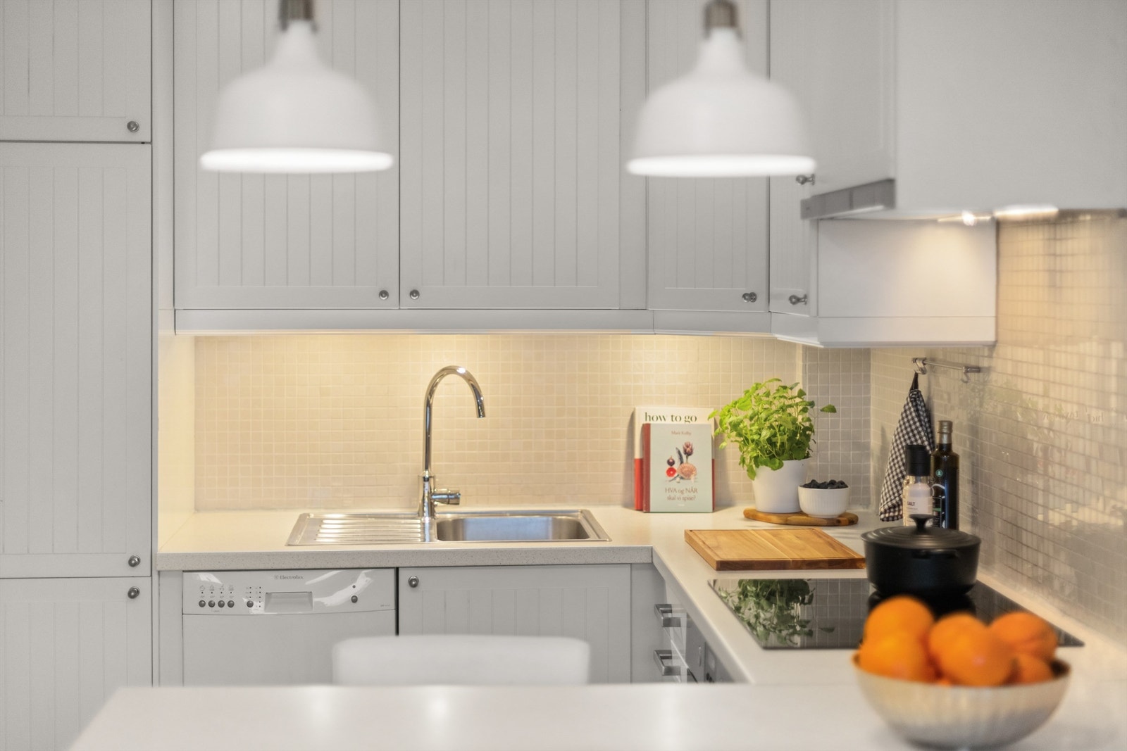 Sømløst integrerte hvitevarer inkluderer platetopp, stekeovn, oppvaskmaskin og kjøl-/fryseskap. Galleribilde