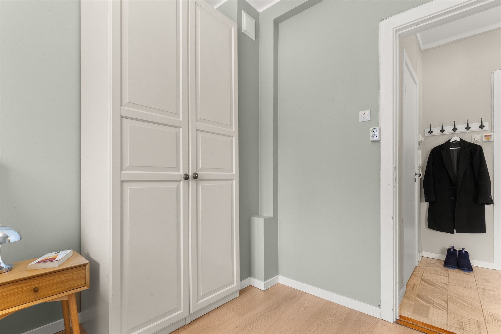 Garderobeskapet på soverommet gir god oppbevaringsplass. Galleribilde