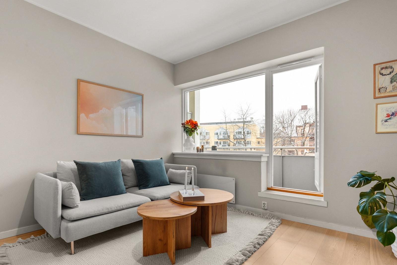 Store vindusflater gir rikelig med naturlig lys inn, og skaper en luftig atmosfære. Galleribilde