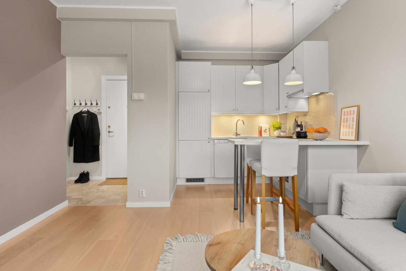 Kjøkkenet er praktisk utformet med en smart barløsning som skiller sonene. Galleribilde