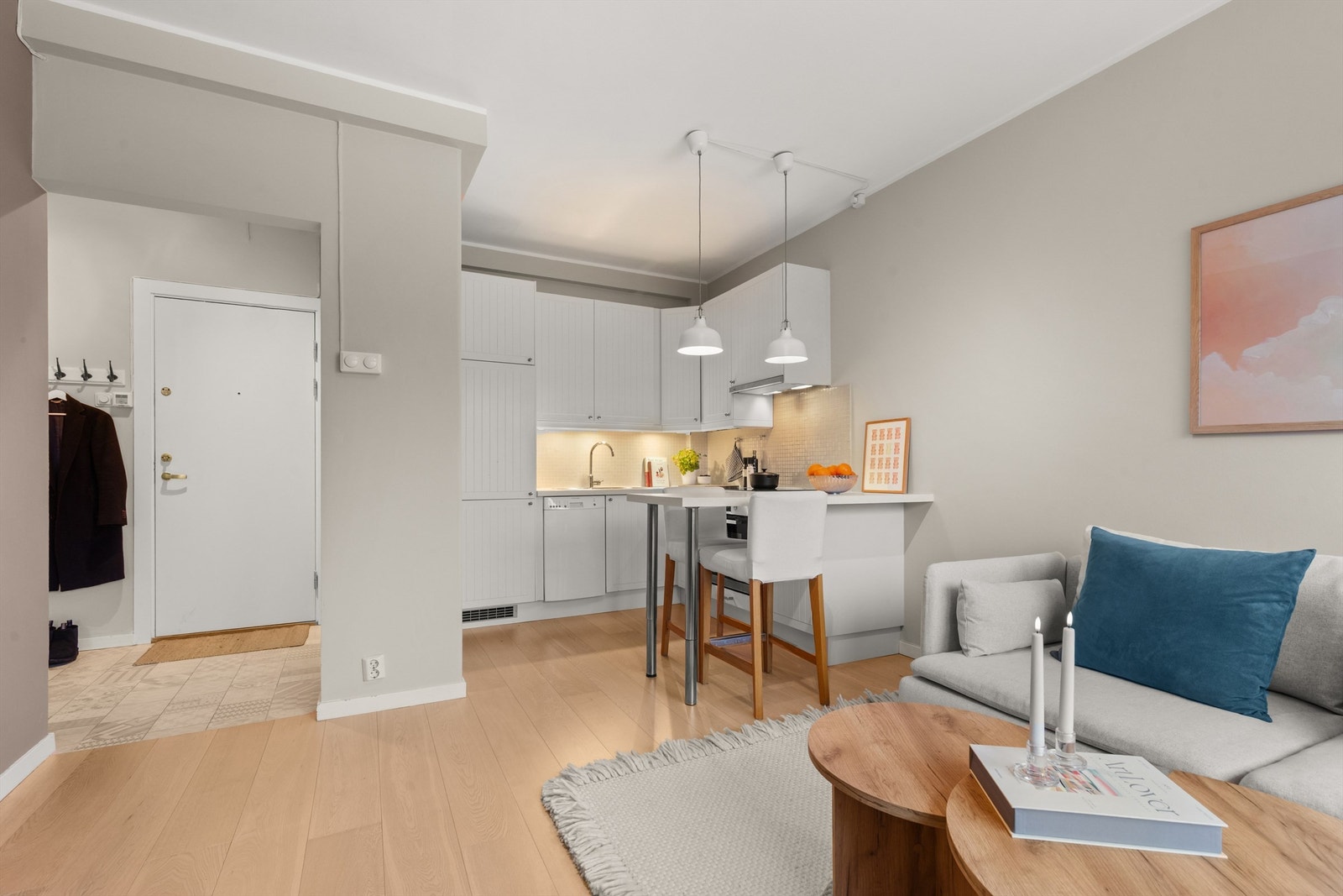 Kjøkkenet er holdt i en sosial åpen løsning mot stuen der du har god kommunikasjon med gjestene mens maten lages. Galleribilde