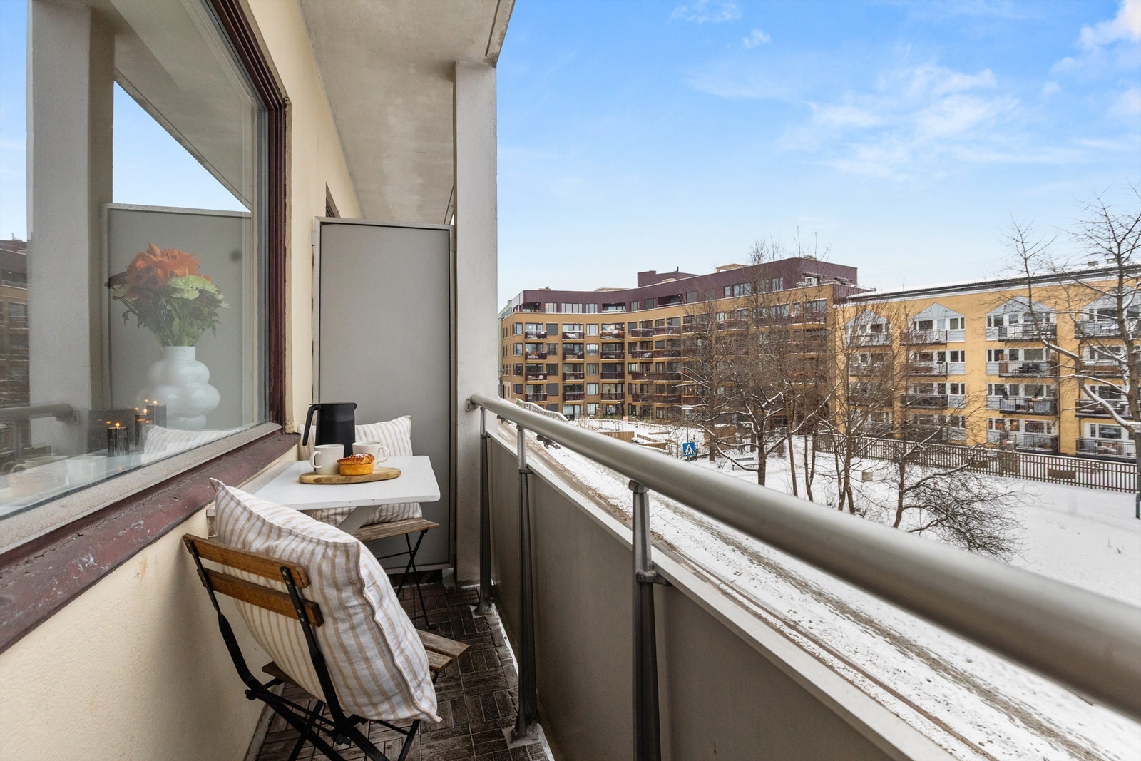 Balkongen har plass til en hyggelig sittegruppe,. Det er tillatt med gass- og el-grill. Galleribilde