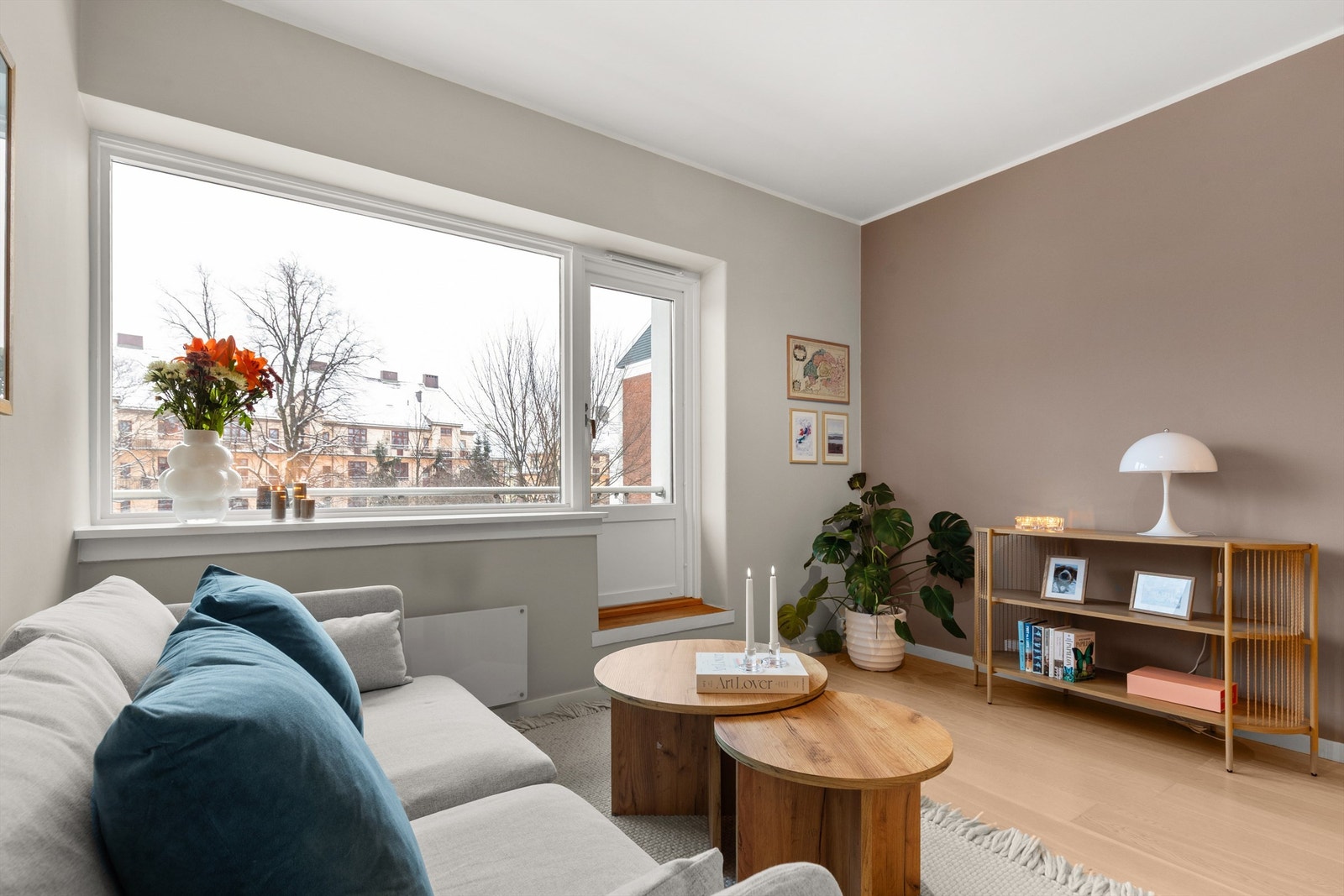 Stuen er lett å møblere med plass til både sofagruppe, TV-seksjon eller annet ønskelig stuemøblement. Galleribilde