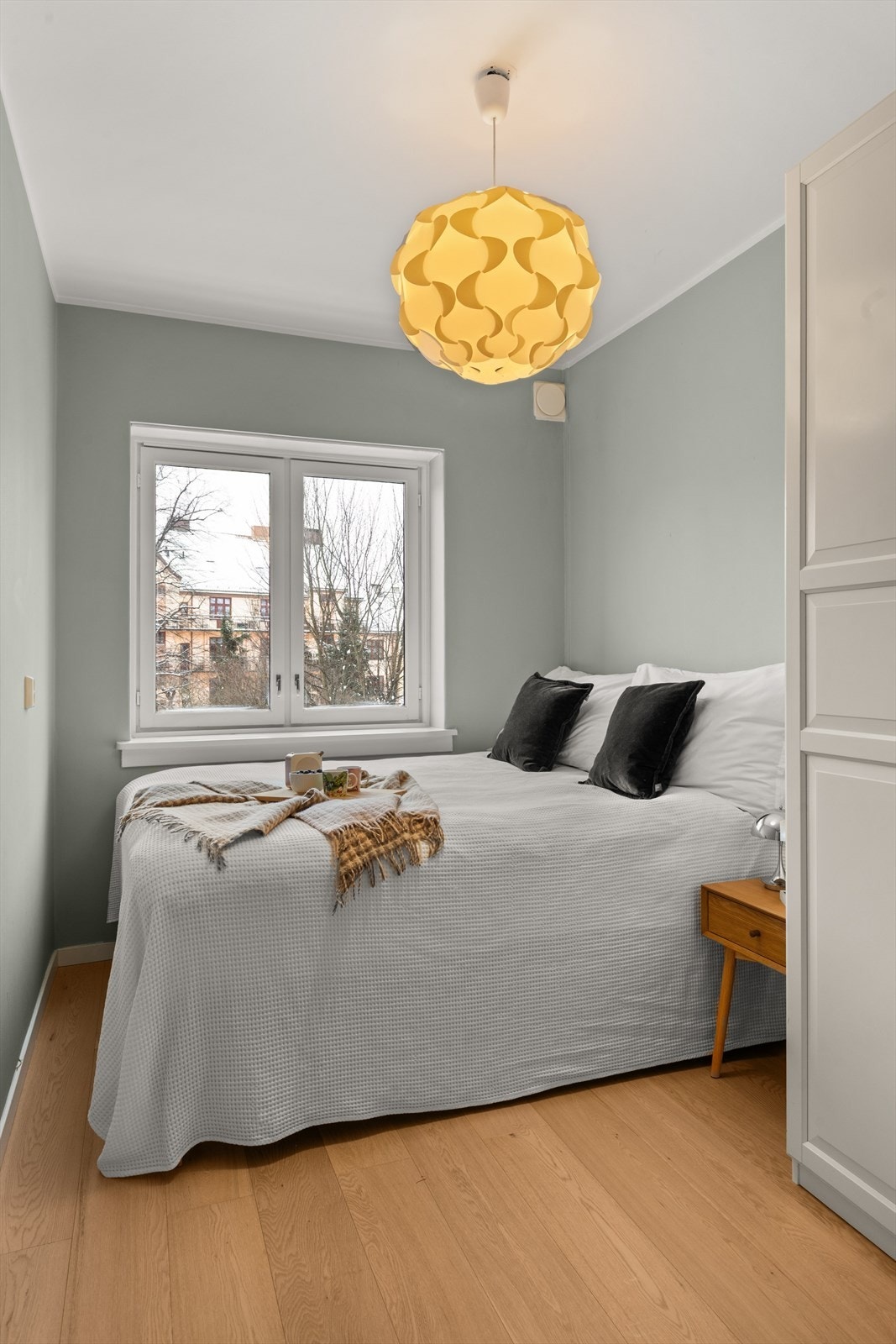 Rommet er holdt i duse og behagelige nyanser - perfekte for soverommet! Galleribilde