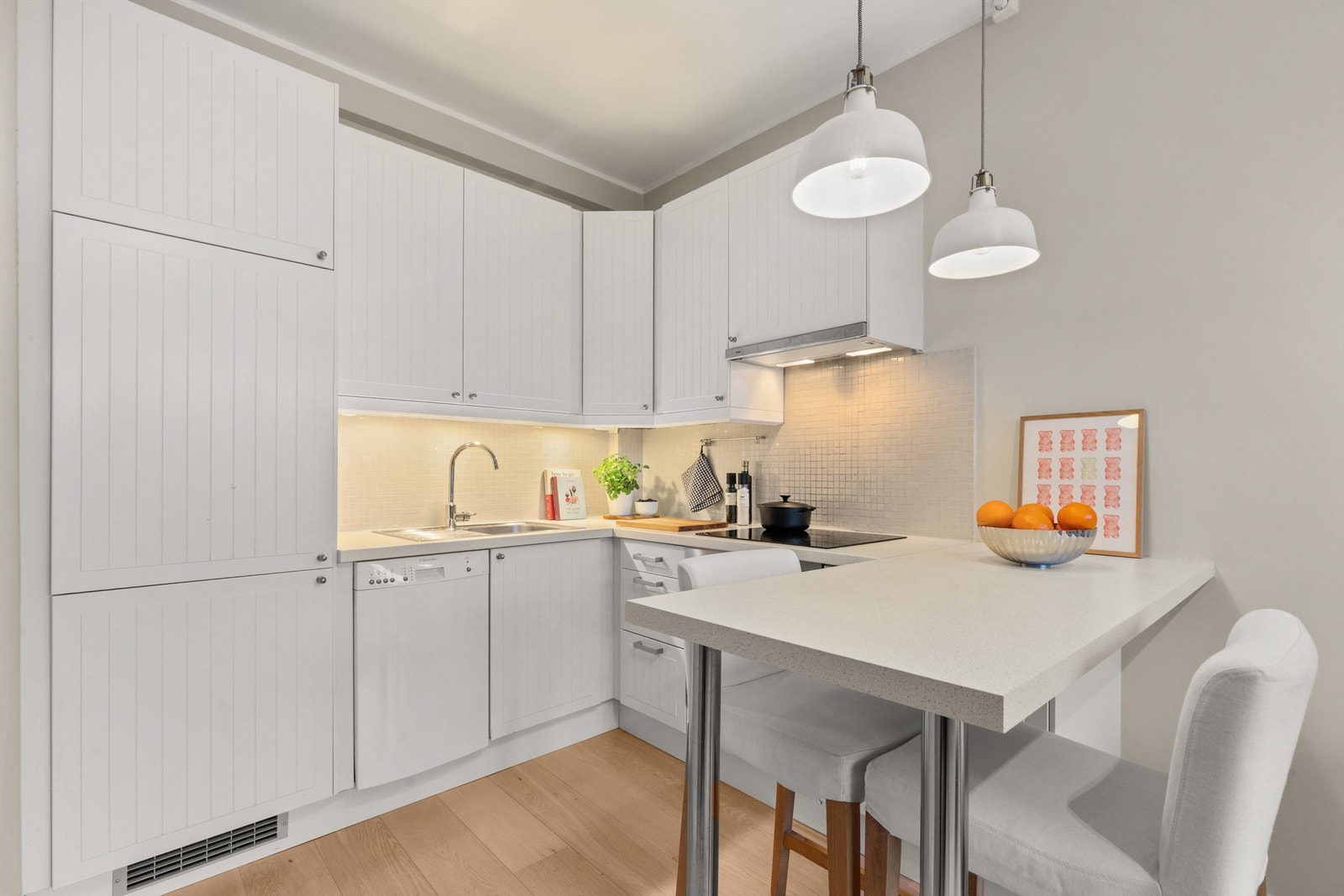 Kjøkkeninnredningen har profilerte fronter og god oppbevaringsplass i over- og underskap. Galleribilde