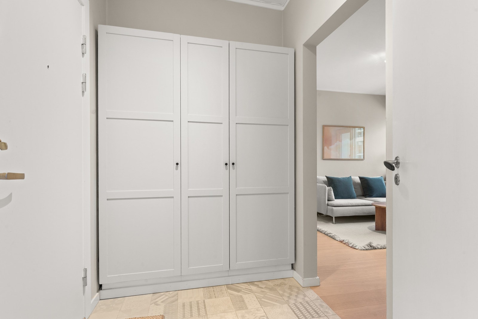 En praktisk garderobeløsning i tilknytning til entréen gir rikelig med oppbevaringsplass. Galleribilde