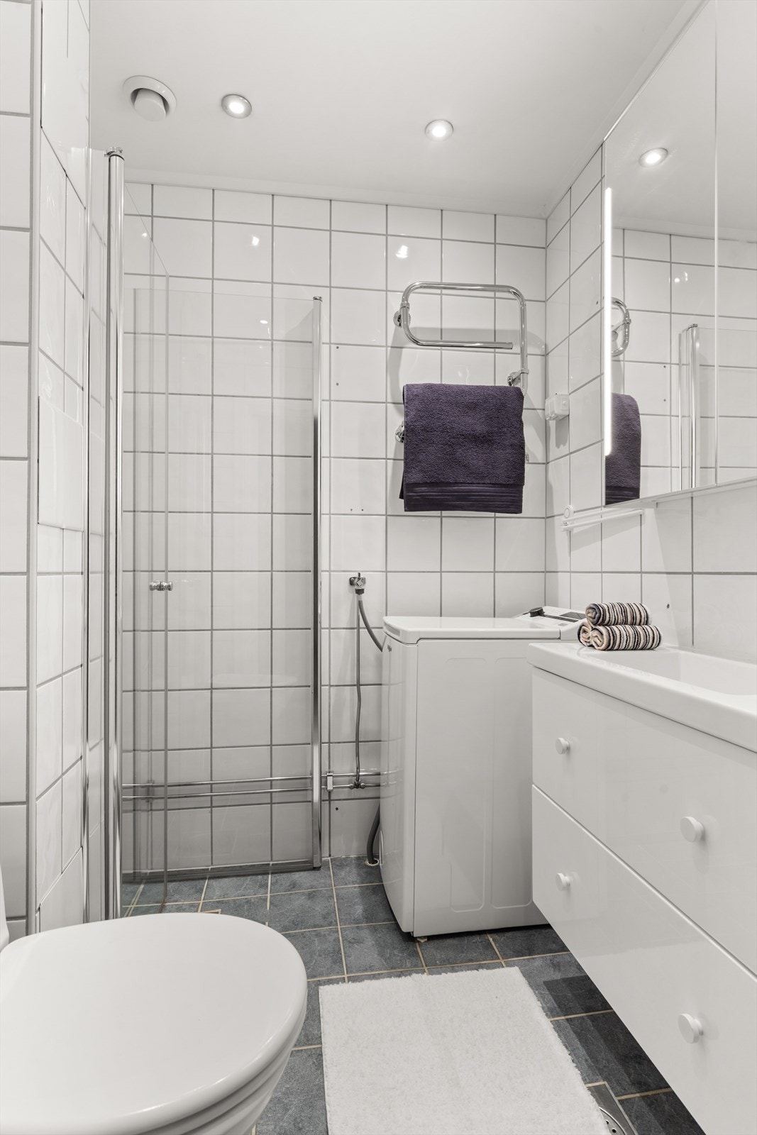 Innredningen består av en heldekkende servant, speilskap med belysning og toalett. Galleribilde