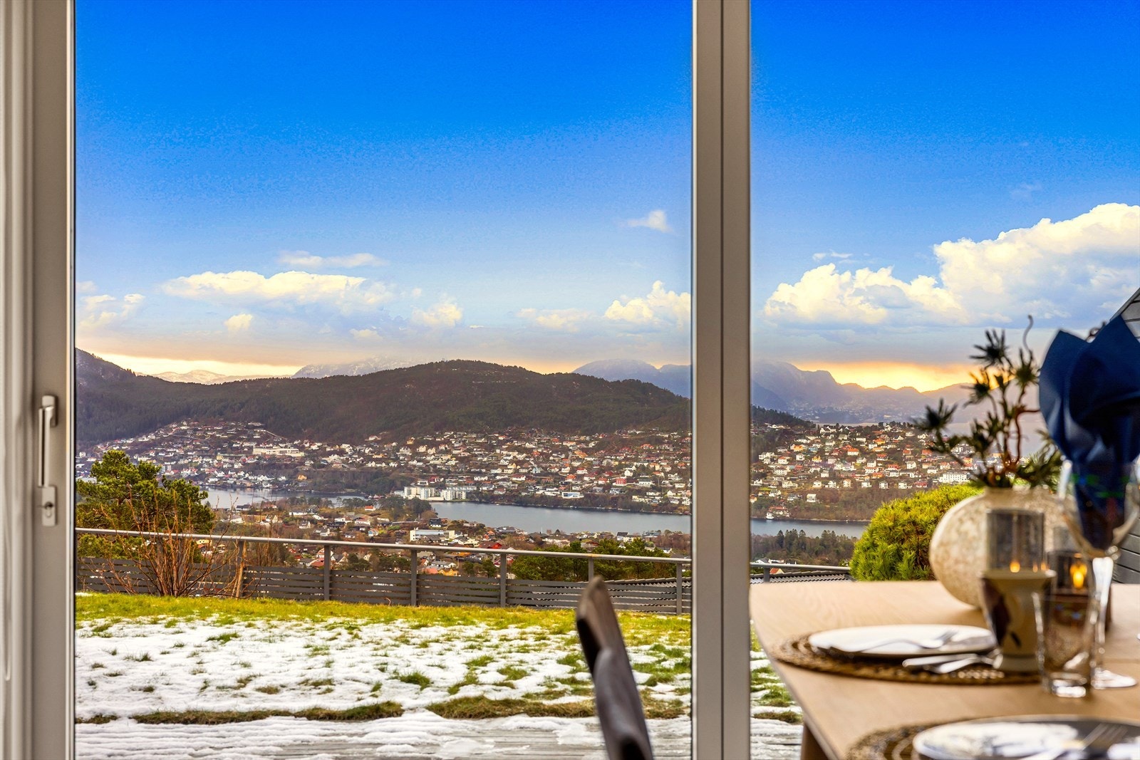 Nede i forkant av stuen er det en flott, lettstelt hage med tilhørende terrasse Galleribilde