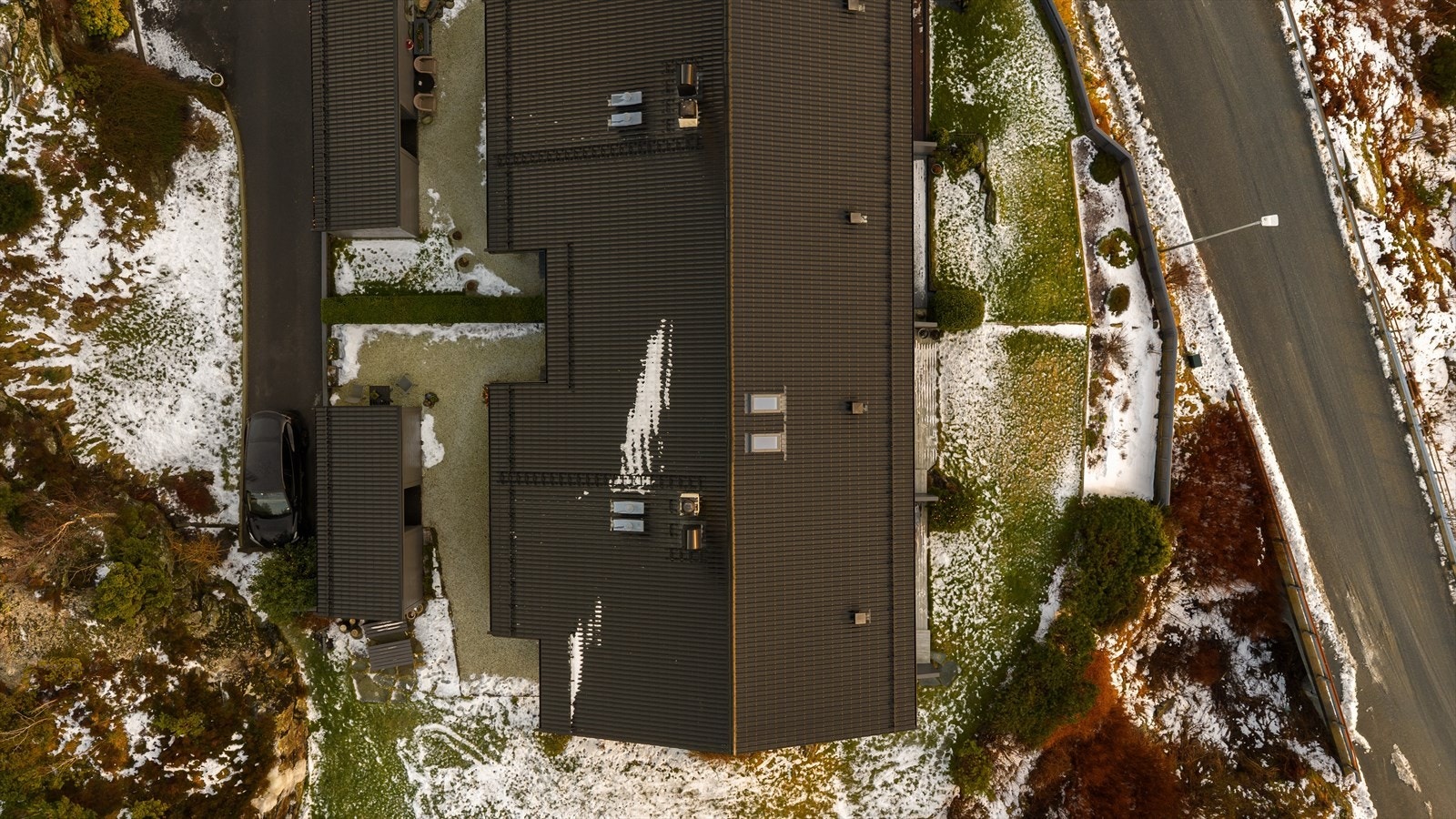 Enkel adkomst med parkeringsplass like ved husrekken. Mulighet for å kjøre bil helt bort til boligens inngangsparti ved flytting etc. Galleribilde