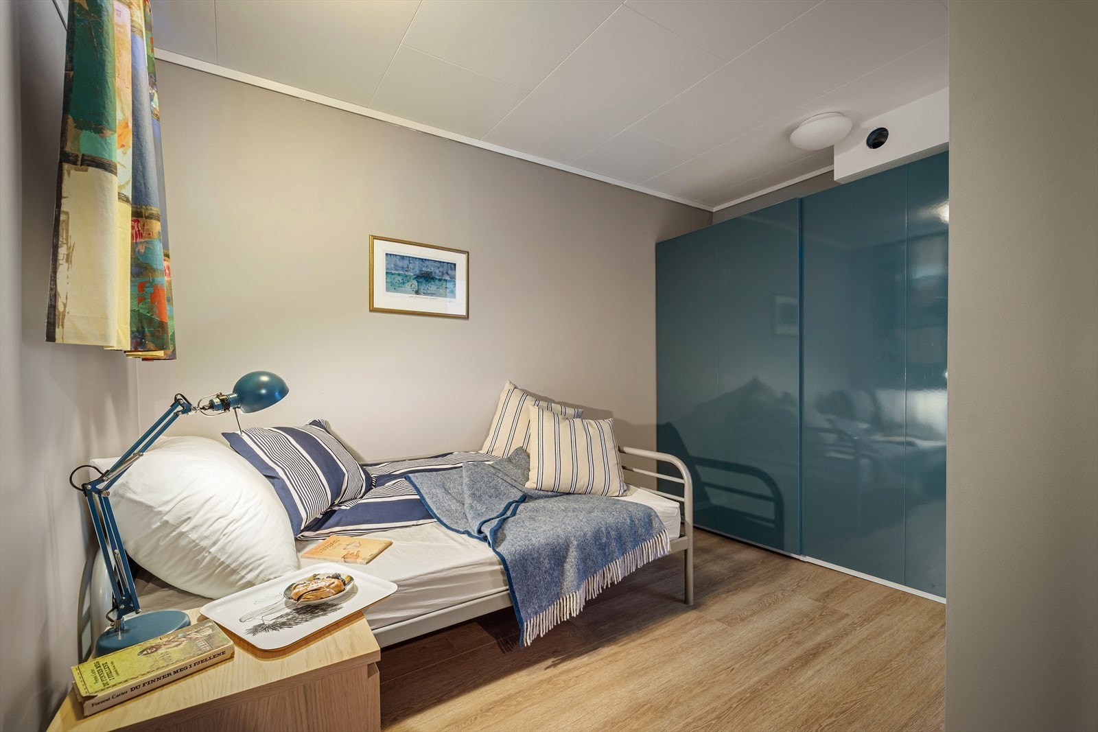 Stor skyvedørsgarderobe som medfølger Galleribilde