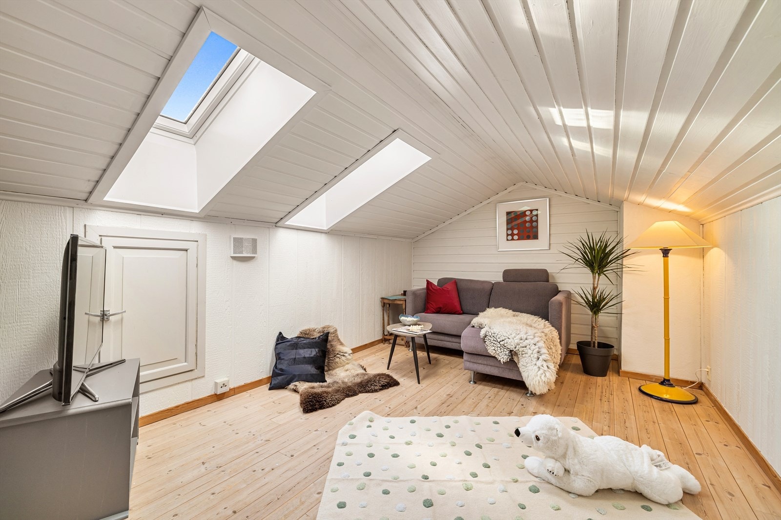 Loftet er innredet før dagens eier overtok i 1999, og har i alle år tjent som tv-stue og spillrom. Det er ca 12 m² gulvflate her, men ikke målbart areal og innredning er ikke dokumentert omsøkt og/eller godkjent Galleribilde
