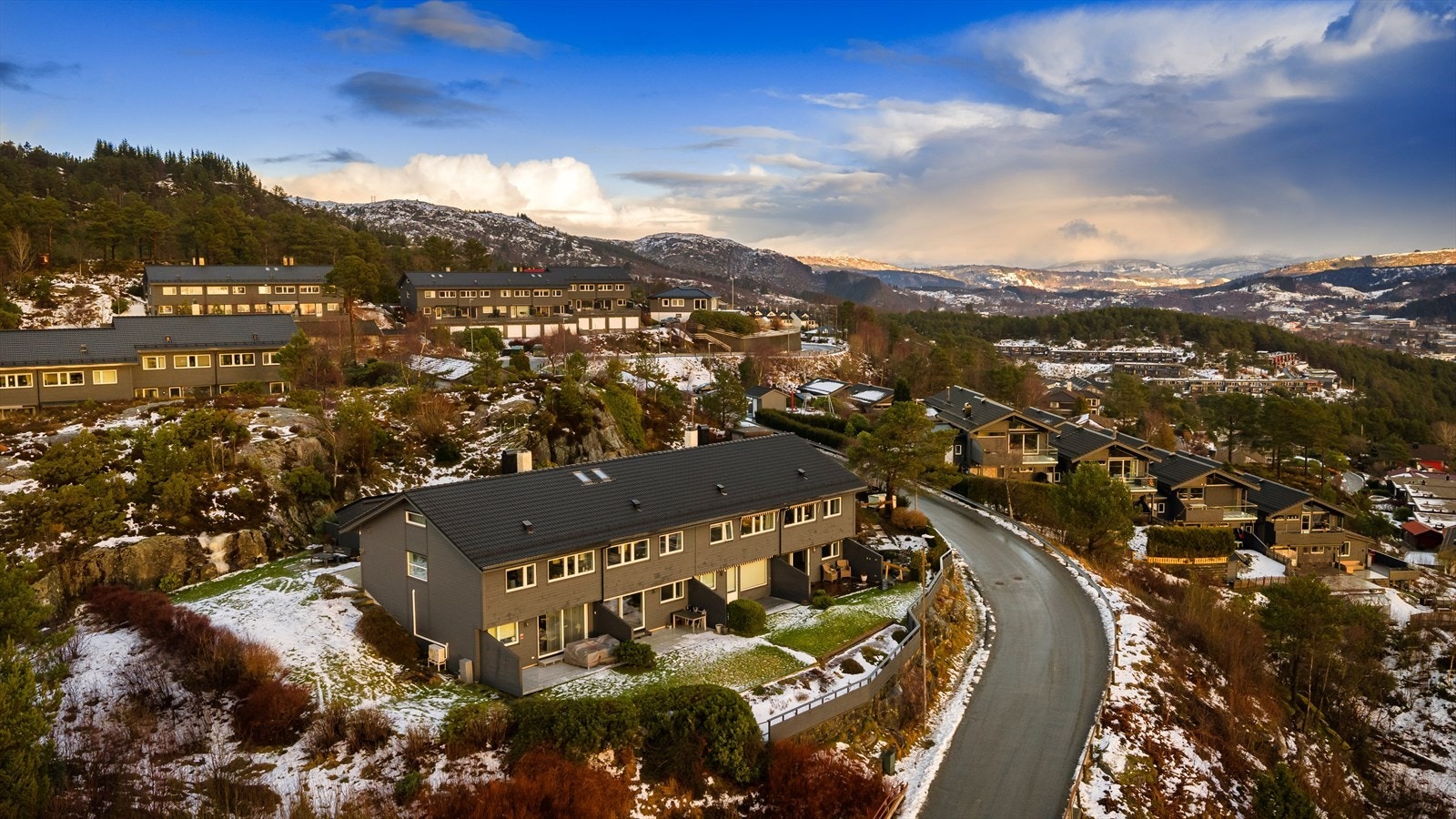 Her bor man sentralt i Åsane med kort vei til alt man trenger i hverdagen, men samtidig i rolige og frodige omgivelser nært flotte turmuligheter Galleribilde