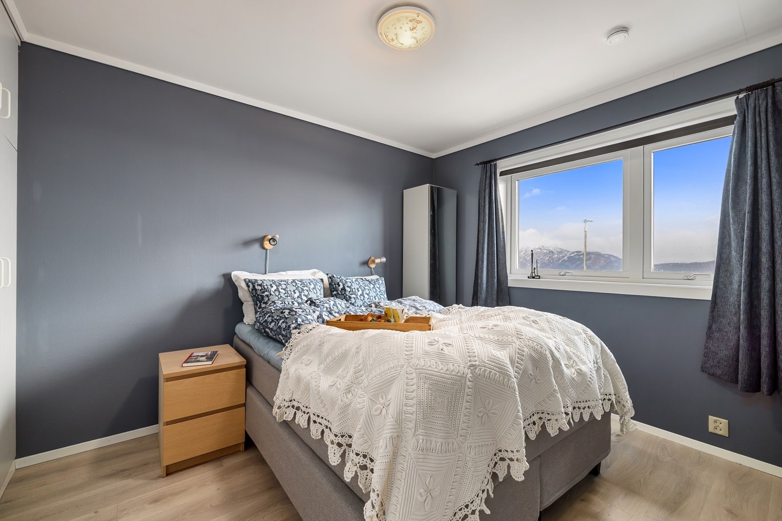 Romslig soverom med garderobeskap Galleribilde