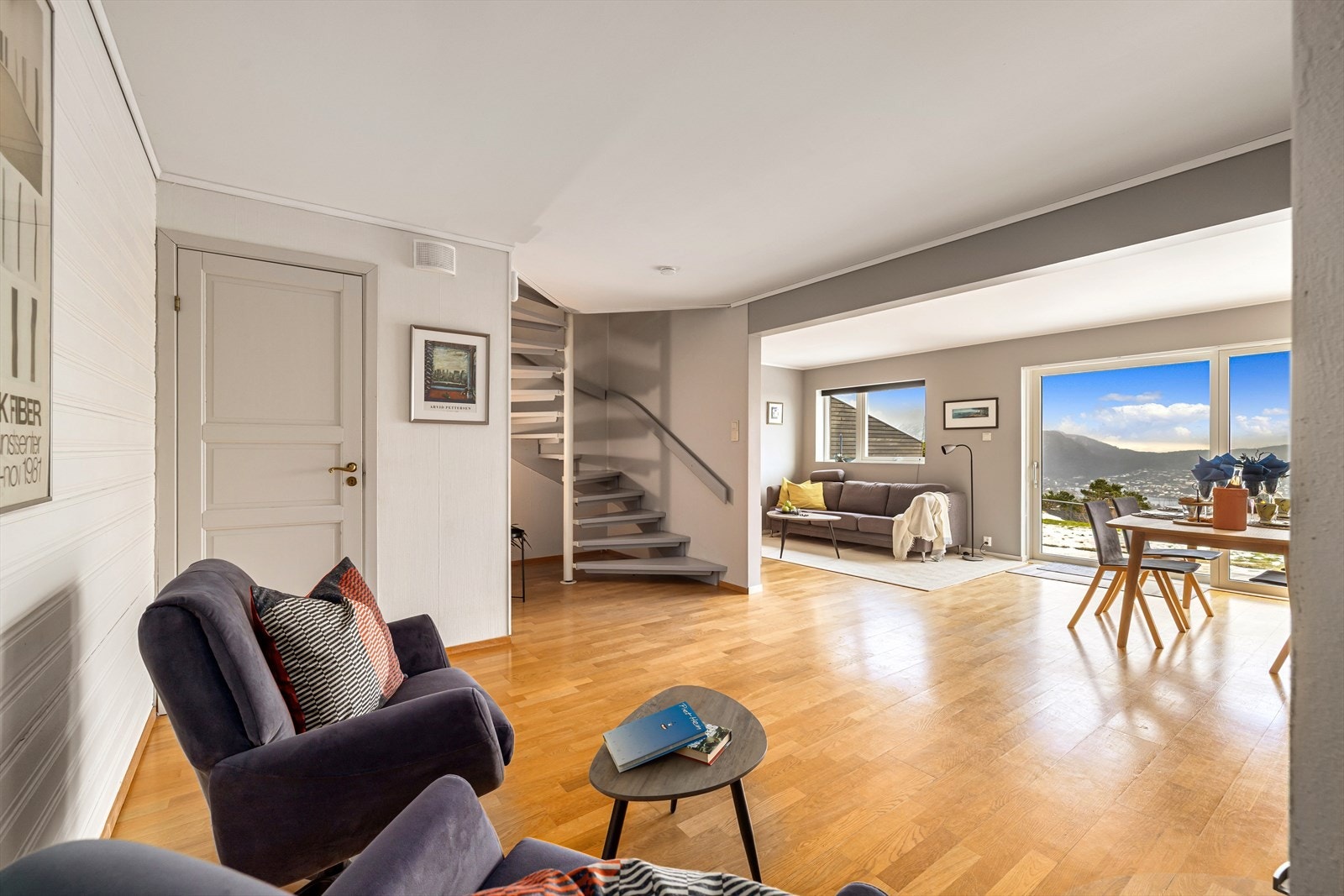 Trapp fra u.etg. og opp til allrom i 1.etg. Galleribilde