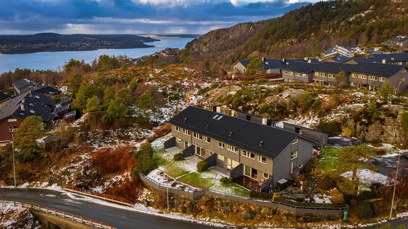 Skinstø er et attraktivt og veletablert borettslag bestående av 96 rekkehus, fordelt på 20 rekker og organisert i tre delområder Galleribilde