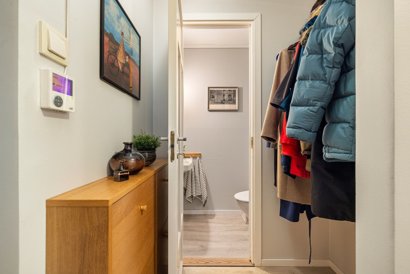 Separat toalettrom vegg i vegg med bad Galleribilde