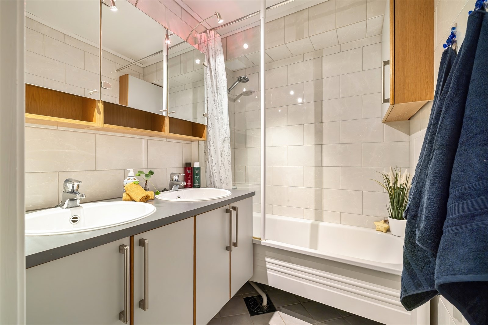 Helfliset bad fra ca. 2001 med elektriske varmekabler, utstyrt med badekar, dobbel servant og øvrig møblement Galleribilde