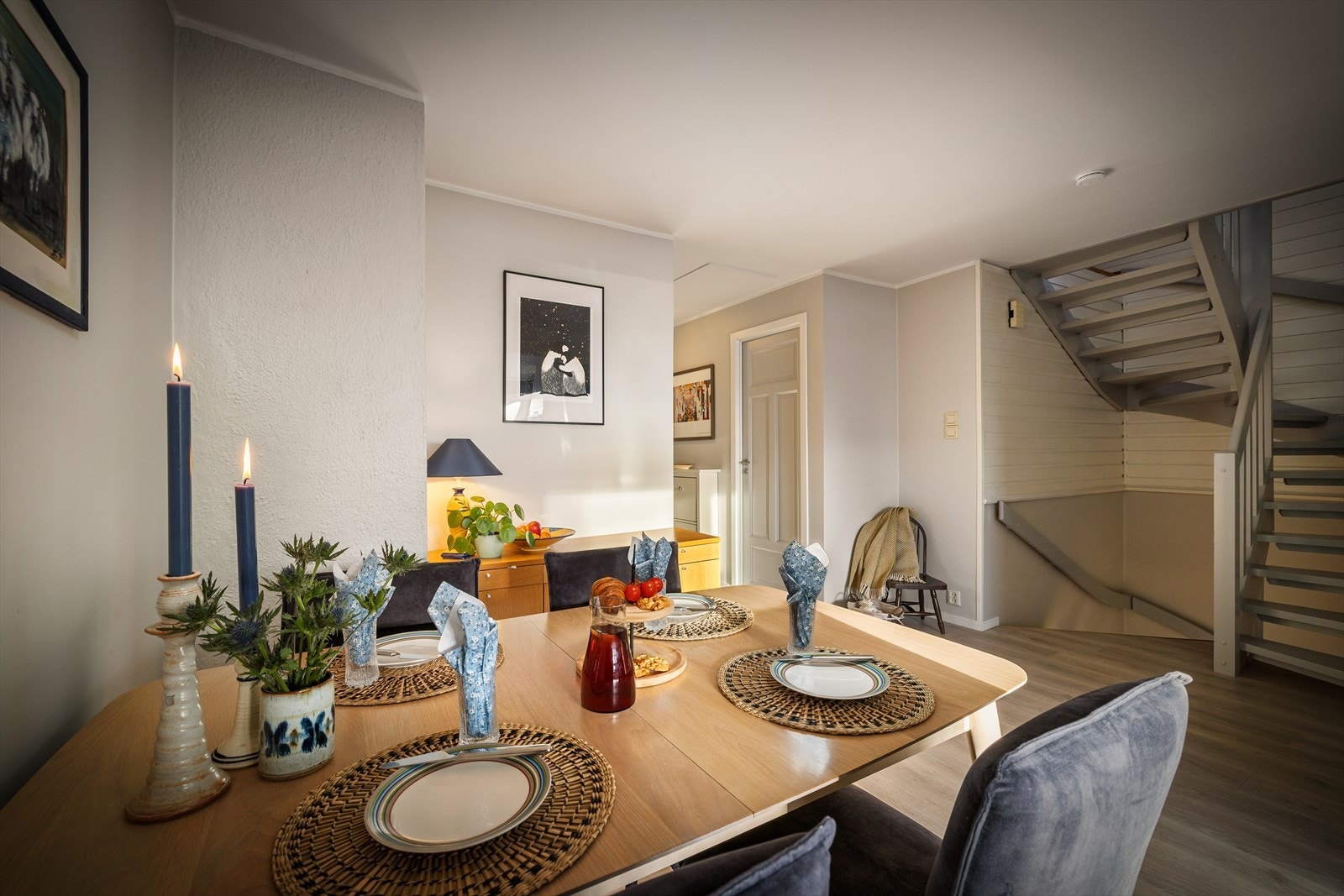 Trappehus til både u.etg. og loft passerer spiseplassen utenfor kjøkkenet Galleribilde