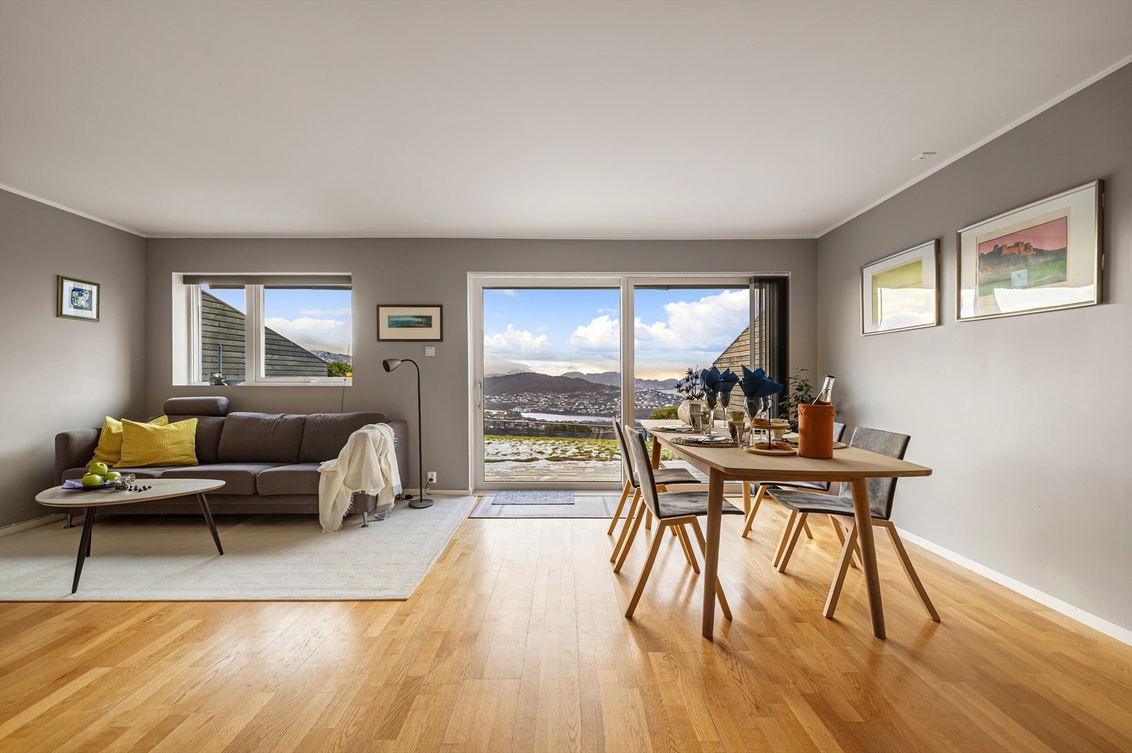 Lys og romslig stue Galleribilde