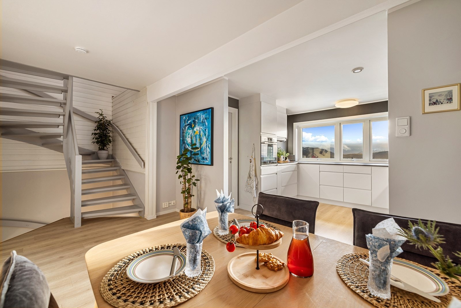 Kjøkkenet har åpen løsning mot spiseplass Galleribilde