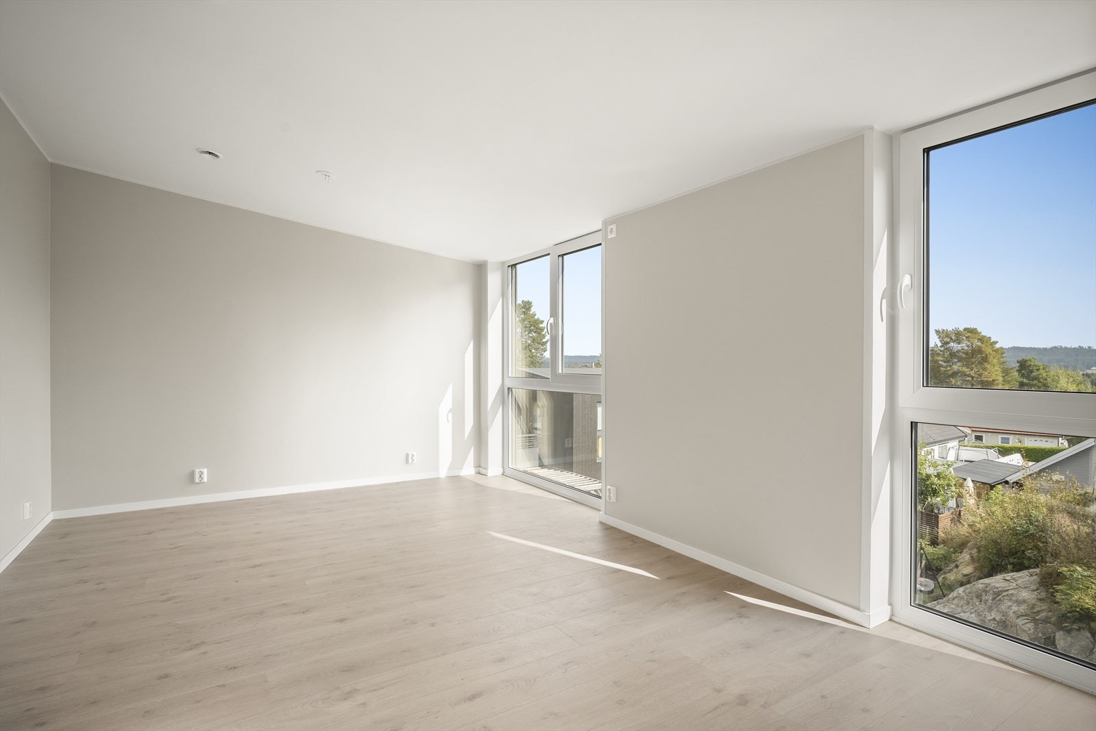 Stue 2.etasje med gode vindusflater Galleribilde